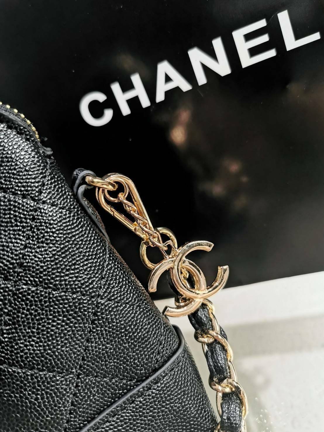 CHANEL Caviar Wristlet Crossbody Bag / Chanel Shoulder Bag With Chain กระเป๋าหนังลายเวียร์ปั๊มโลโก้แบรนด์ด้านหน้าสวยหรูดูแพง มาพร้อมจี้โลโก้แบรนด์ห้อยสีทองเก๋ๆน่ารัก