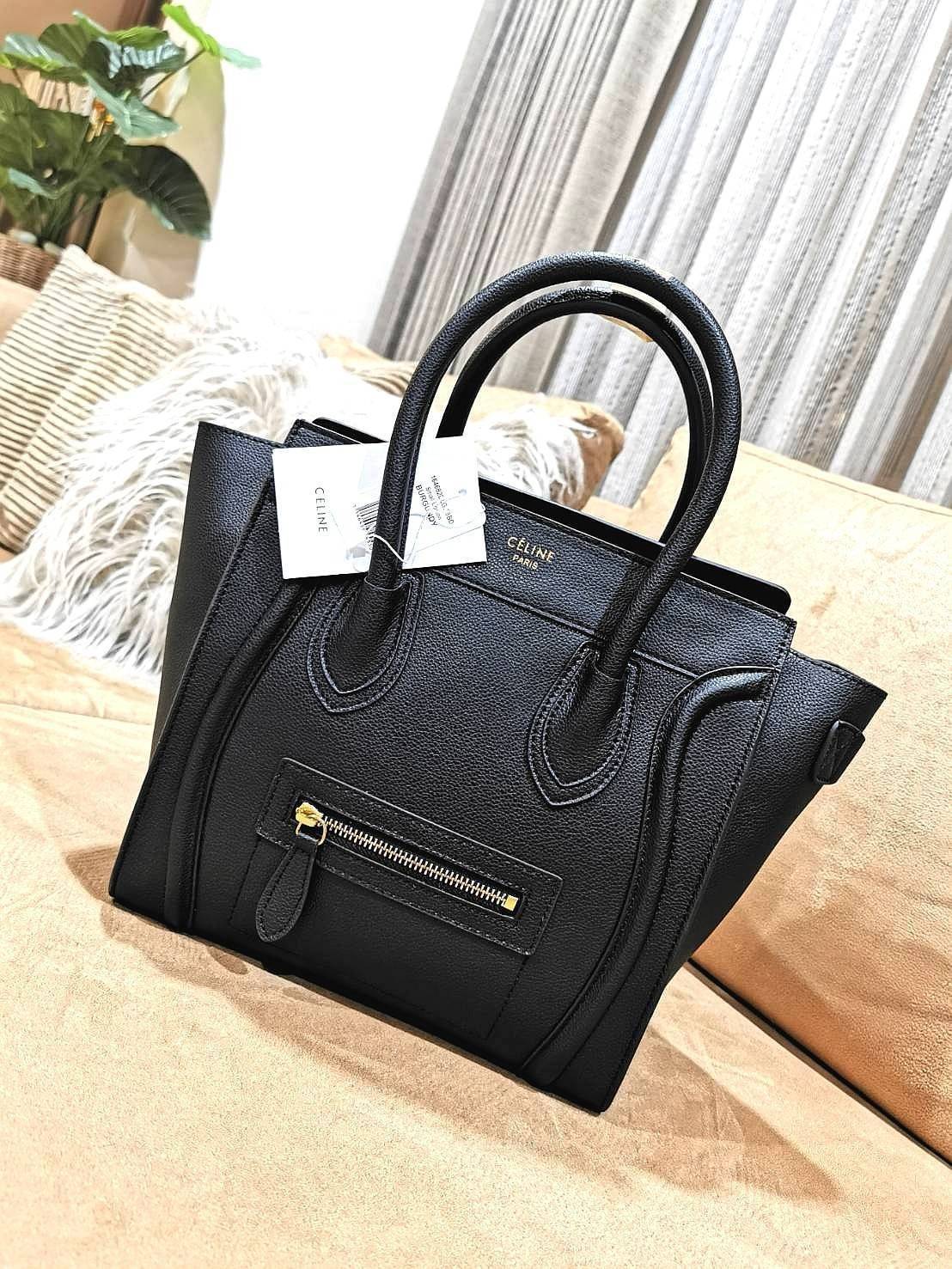CELINE HANDLE BAG VIP GIFT WITH PURCHASE (GWP) พรีเมี่ยมกิ๊ฟรุ่นใหม่ Limited Edition จาก CELINE HAUTE PARFUME DUTYFREE COUNTER หนังแท้ Calf Skin Leather มาในดีไซน์สุดหรูยอดนิยมหนังนิ่มหอมขึ้นเทคเจอร์สวยอยู่ทรง เปิดปิดด้วยซิปสะดวกใช้ ด้านหน้ามีโลโก้แบรนด์ 