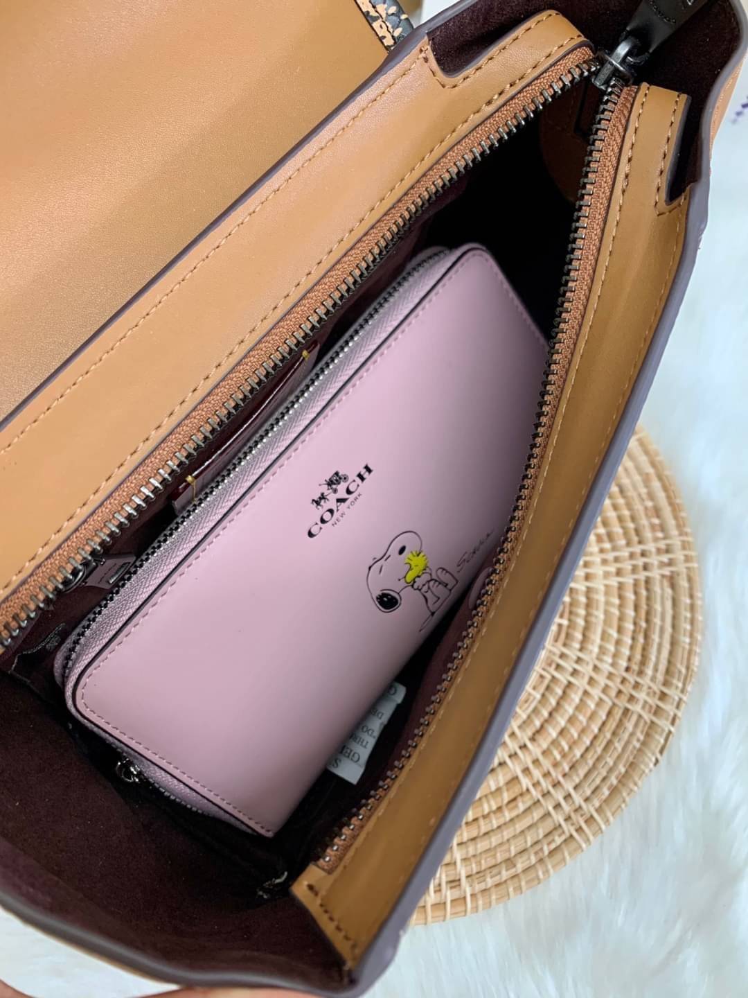 COACH COURIER CARRYALL 23 IN COLORBLOCK SIGNATURE CANVAS พร้อมส่ง 7 แบบ พร้อมส่ง ลุคดูไฮสุดๆค่ะ! กระเป๋าสะพายหนังหรูหราและคลาสสิค หนังแท้ชั้นดีที่สุด น้ำหนักเบา หนังสวยมากก สัมผัสแล้วหลงรักแน่นอนจ้าา😘