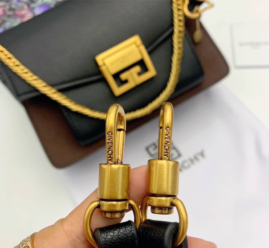 หนังแท้ Givenchy GV3 Bag 9” สวยหรู ดูเป็นคนมีเทสดีเลยค่าา ดีไซน์คือสวยมีคลาส มีระดับสุดๆ พร้อมสายโซ่อะไหล่ทอง ละมุนตามากค่าา รุ่นนี้ขายดีมาก ได้มาน้อยด้วยนะคะ สาวๆ รีบจับจอง อย่าคิดนาน ราคานี้กับคุณภาพถือว่าคับแก้วมั๊กมากกกก ไม่ซื้อทนไหว ^^