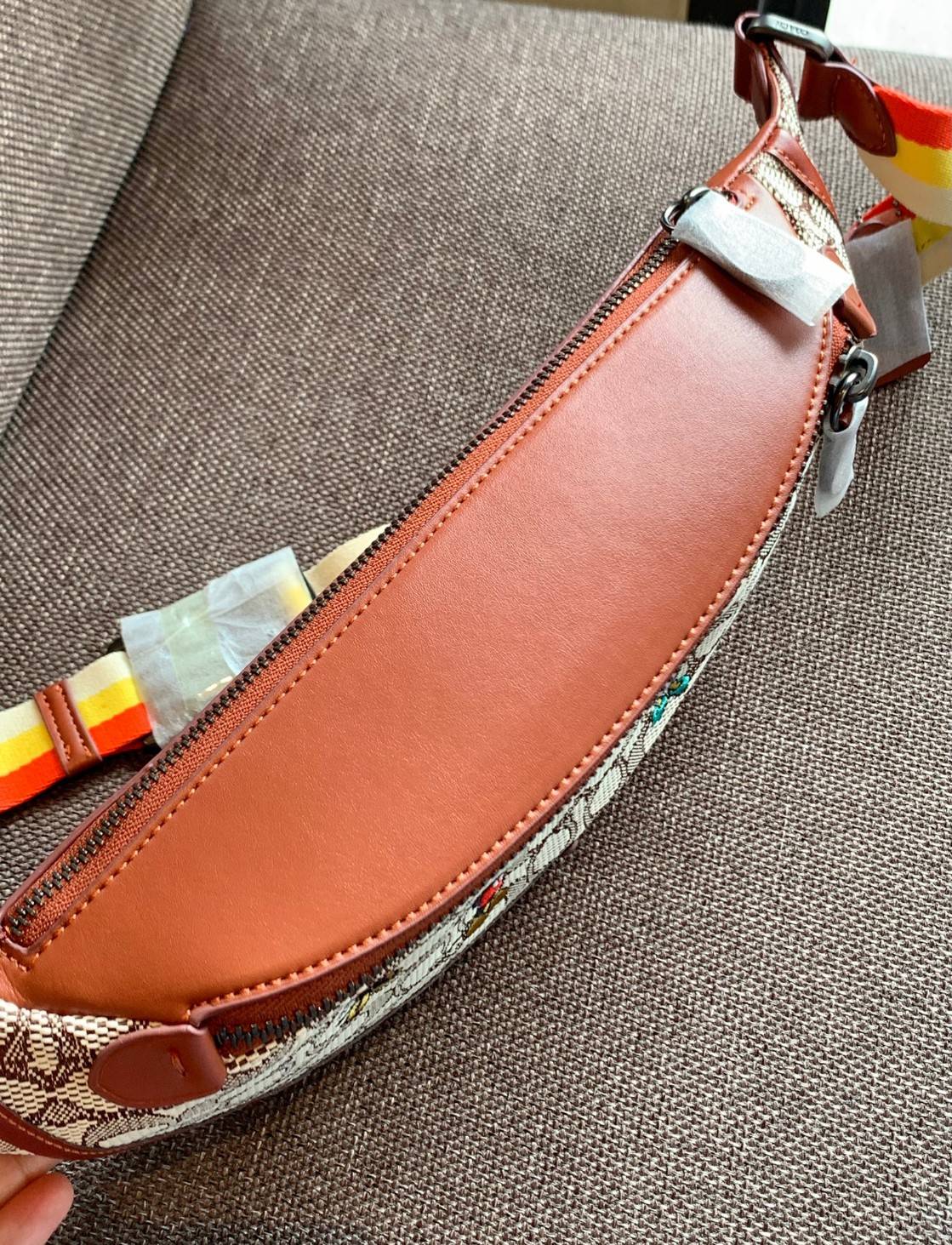 การ์ตูนน่ารักๆ งานปักเน้นๆ สวยงามมากๆค่ะ COACH X DISNEY LEAGUE BELT BAG IN SIGNATURE TEXTILE JACQUARD WITH MICKEY MOUSE AND FRIEND EMBROIDERY ((C8491)) 🌍พร้อมส่งค่ะ! ใช้ได้ทั้งหญิงและชาย