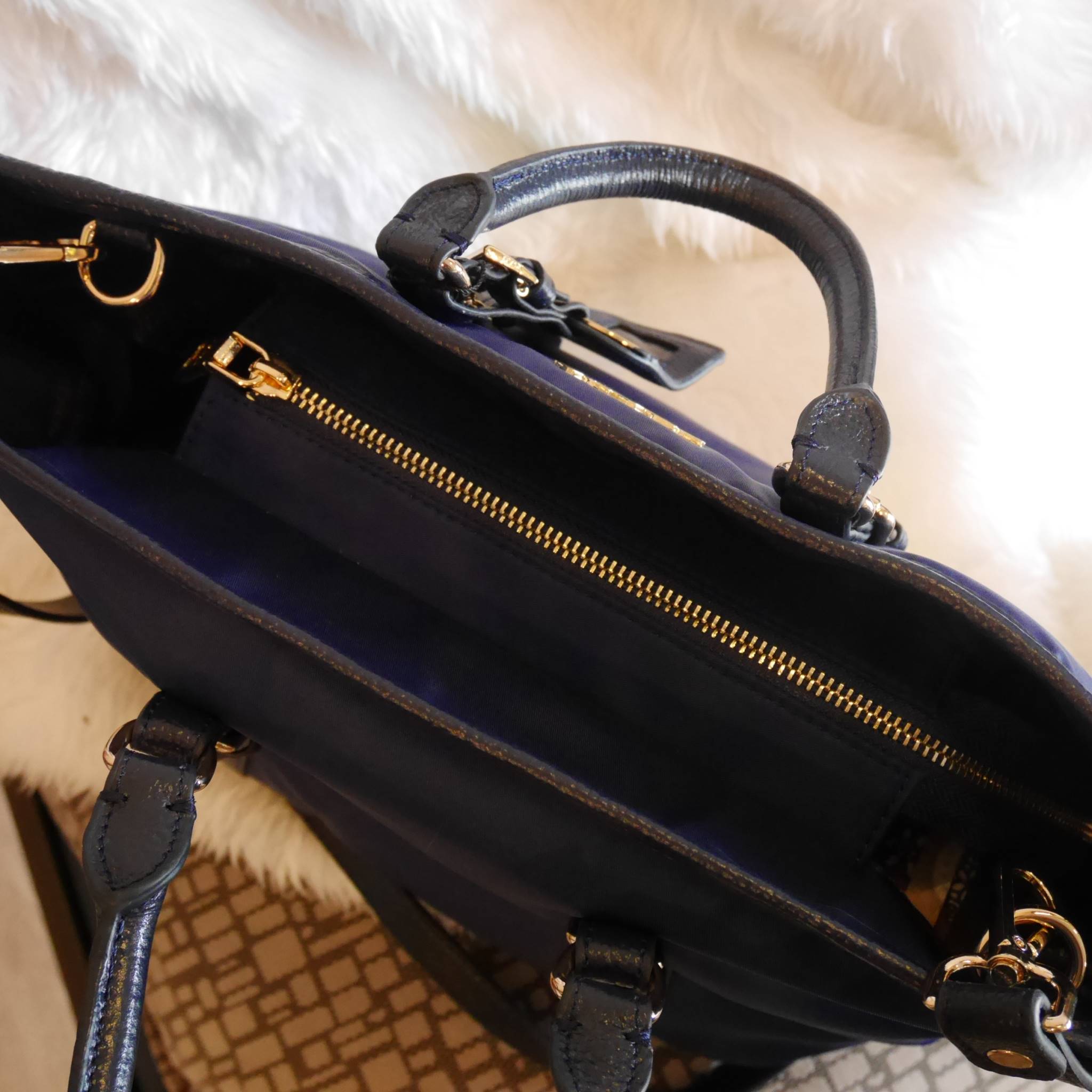 สาวๆที่มองหา กระเป๋าสะพายสวยเก๋ **ที่ใช้ได้ทุกวัน 👧👧 ทางร้าน ขอแนะนำ งานพรีเมี่ยมกิ้ฟ จากเคาเตอร์ต่างประเทศค่ะ รุ่น Limited edition ค่า กระเป๋าสะพาย จากแบรนด์ PRADA เป็น กระเป๋าผ้าไนล่อน สลับหนัง สะพายไหล่ได้ สามารถปรับระดับที่สายสะพายไหล่