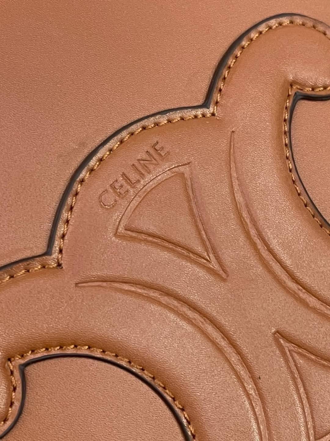 หนังแท้ CELINE SMALL BUCKET CUIR TRIOMPHE IN SMOOTH CALFSKIN / CELINE BUCKET BAG CUIR TRIOMPHE พร้อมส่งที่ไทย คอลเลคชั่นใหม่ ฮิตข้ามปี กับกระเป๋าสะพายทรงถัง ใช้งานง่ายที่สุด สายสะพายในตัว ปรับใช้ได้เลย วัสดุหนังวัว เรียบหรู ผู้ดีไปอีก โดดเด่นด้วยโลโก้เอกล