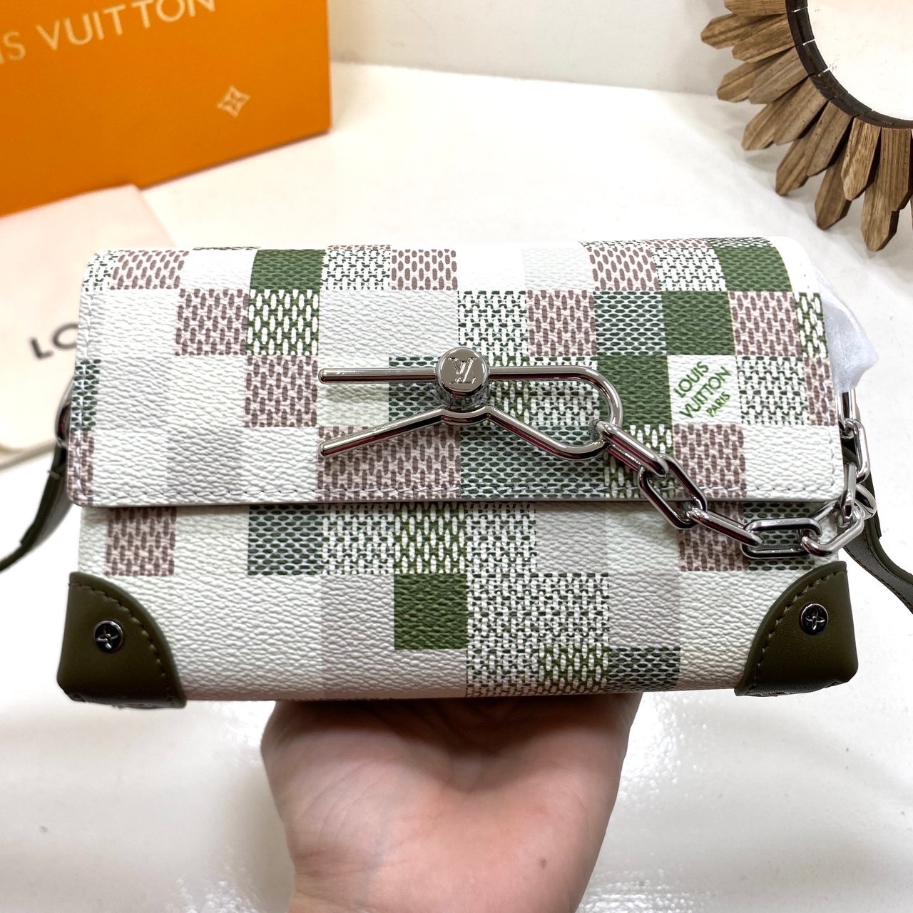 TOP ORI หนังแท้ | LV Steamer Wearable Wallet Bag กระเป๋าสะพายดีไซน์กระเป๋าสตางค์ สีเบจและสีกากี งานแคนวาสเคลือบ Damoflage แต่งขอบด้วยหนัง ขนาดกะทัดรัดใบนี้ผสานหมุดและโซ่