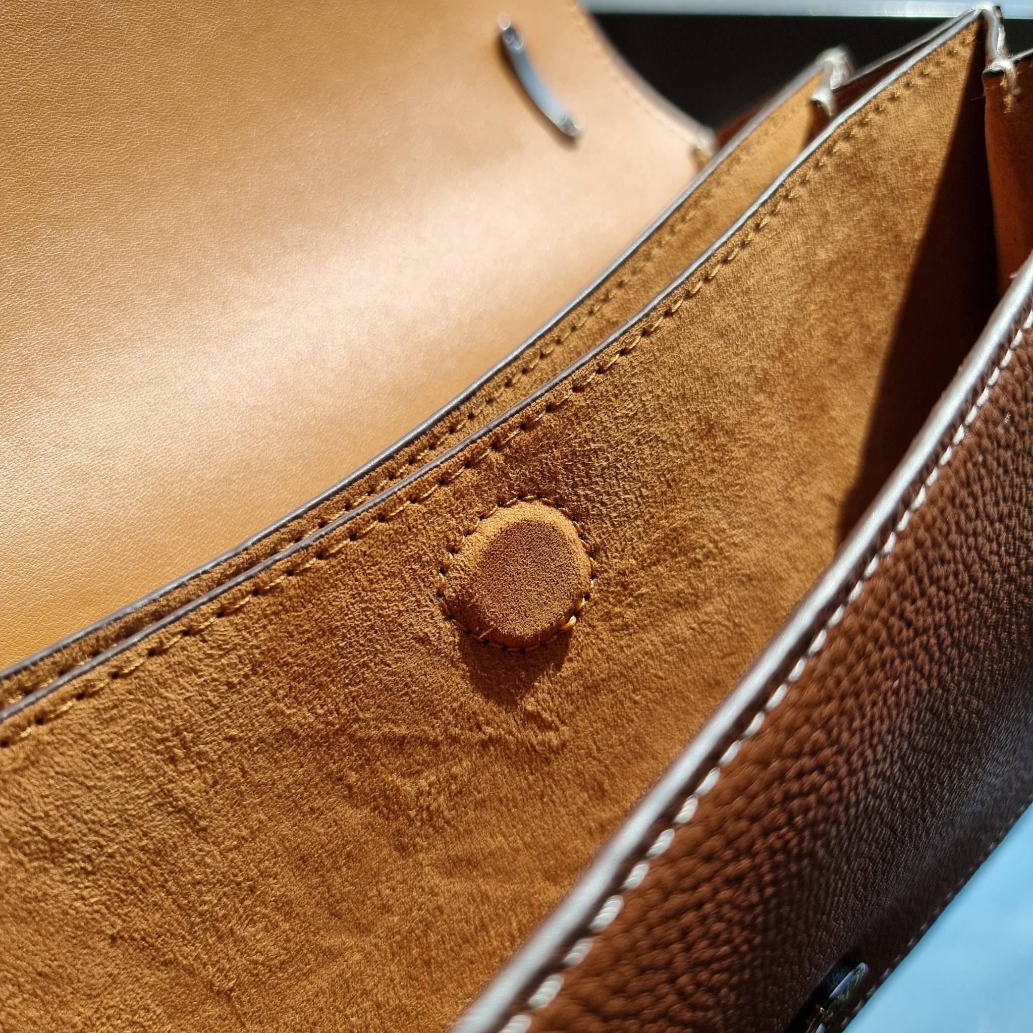 OUTLET 】COACH 88343 CAMILLE CROSSBODY WITH HORSE AND CARRIAGE PRINT AND ARCHIVE PATCH คอลเลคชั่นหายาก ที่สาวๆตั้งตารอ!! ด้วยดีไซน์ลุคผู้ดี ตกแต่งลวดลายออกมาดูโดดเด่น กับกระเป๋าสะพายที่ปรับใช้ได้หลายหลายสไตล์ สะพายไหล่สายคู่ สะพายข้างสายเดี่ยว หรือจะเอาสาย