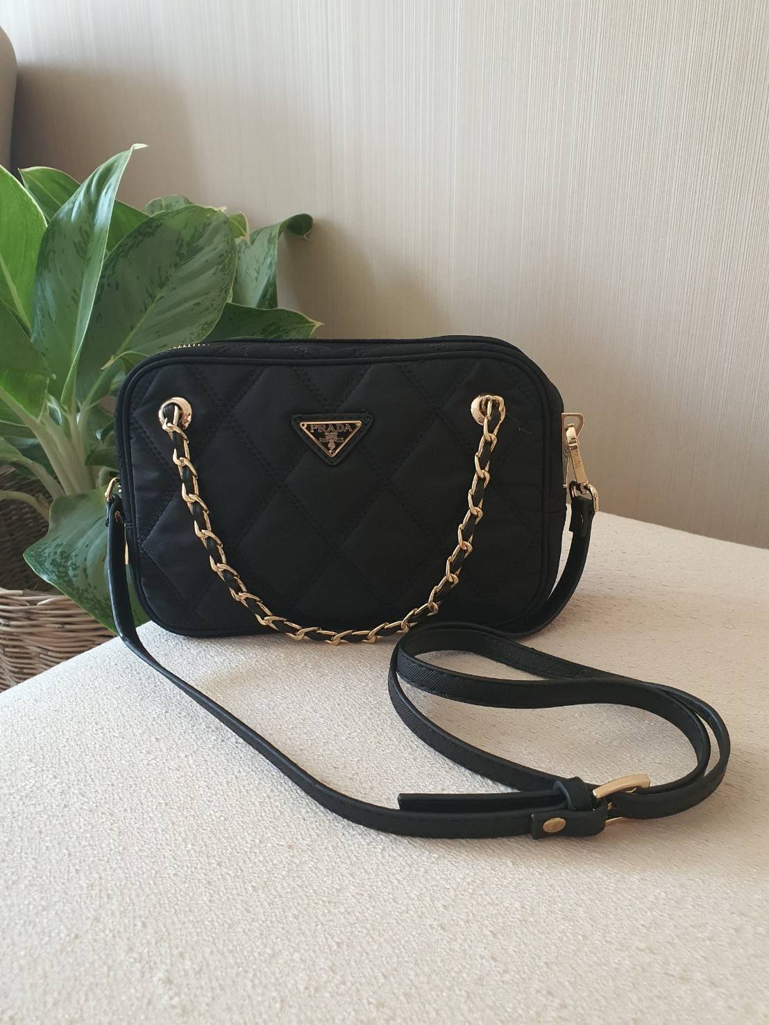 รุ่นใหม่มาแรง จากแบรนด์ PRADA รุ่นMini handbag มาพร้อมกันถึง2สาย สายคล้องติดกระเป๋า และสายยาว Crossbody วัสดุทำจากผ้าNylon ลายตาราง สวยหรูดูดีมากคะ เปิดปิดด้วยซิป ภายใรมีป้ายโลโก้แบรนด์ มีช่องซิป อละช่องใส่ของแยกอีก บุผ้าลายแบรนด์อย่างดี ใส่ของำด้หลากหลาย