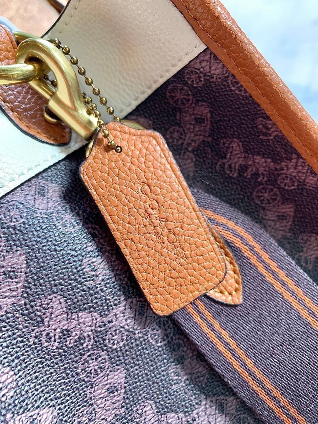COACH FIELD TOTE 30 WITH HORSE AND CARRIAGE PRINTAND CARRIAGE BADGE 📣พร้อมส่งที่ไทย ใหม่ล่าสุด บอกเลยสีสวย สุดคลาสสิคมากๆ