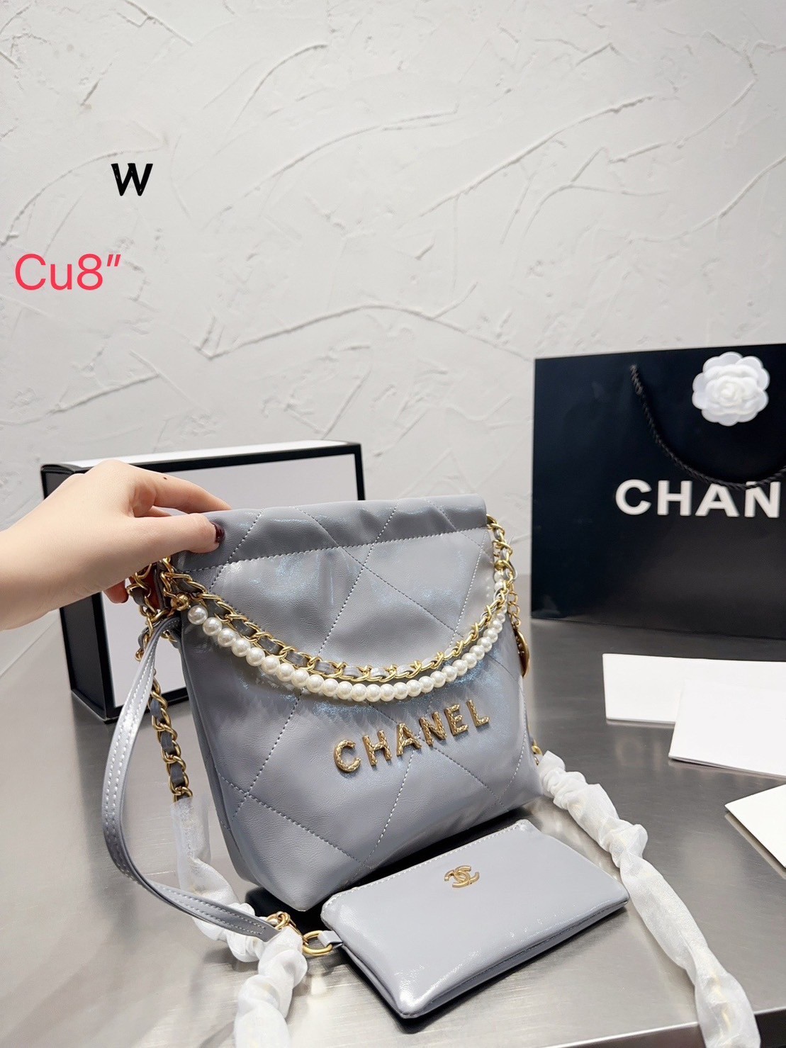 Chanel 22 mini bag with pearls 8" / Chanel Bag พร้อมส่ง กระเป๋าสะพาย สายโซ่อะไหล่ทองพร้อมสายมุกสวยหรู ทรงยอดฮิตในปี 2023 หิ้วหรือคล้องไหล่ได้ มาพร้อมกล่อง อปก ครบเซ็ท รอบนี้จัดราคาพิเศษสุดคุ้มค่ะ ใช้งานต่างประเทศได้ ภาพถ่ายจากงานขายจริง