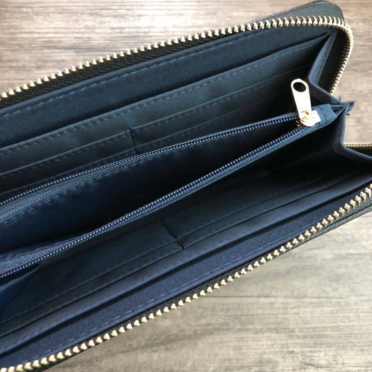 TOMMY HILFIGER Zipper Wallet & Valet เปิด - ปิดกระเป๋าด้วยซิปรอบ ด้านในมีช่องใส่บัตร ช่องใส่ธนบัตรและช่องซิปใส่เหรียญ จะมอบเป็นของขวัญหรือใช้เองก็แนะนำเลยค่ะ