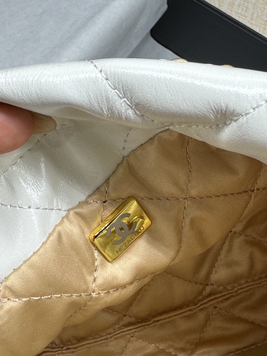 Chanel 22 Mini Handbag With Pearl Chain กระเป๋าทรงโท้ท เกรดออริ สลับแท้ 1:1 ใช้งานต่างประเทศได้