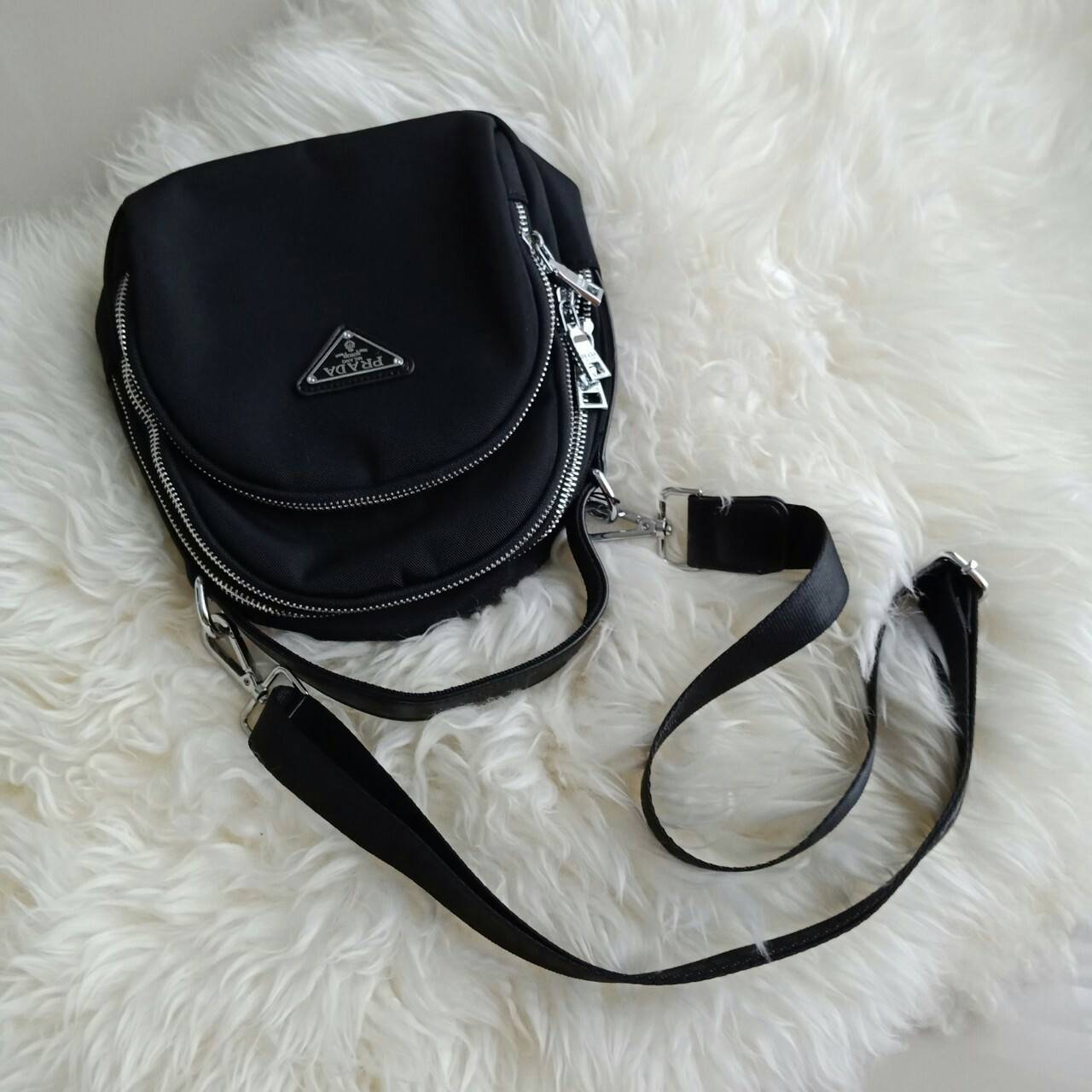 NEW ARRIVAL จากแบรนด์ Prada ใบเดียวใช้ได้3ทรง คุ้มมากๆคะ จะถือ สะพายข้าง หรือทำเป็นเป้สะพายหลัง ก็ได้คะ ขนาดกะทัดรัด วัสดุทำจากผ้า Polyester อย่างดีสามารถกันน้ำได้คะ มีช่องแยกให้ 3ช่องคะ ใส่กระเป๋าตังค์ มือถือ ได้สบายคะ อะไหล่เงินทั้งใบ มาพร้อมสายสะพายยาว