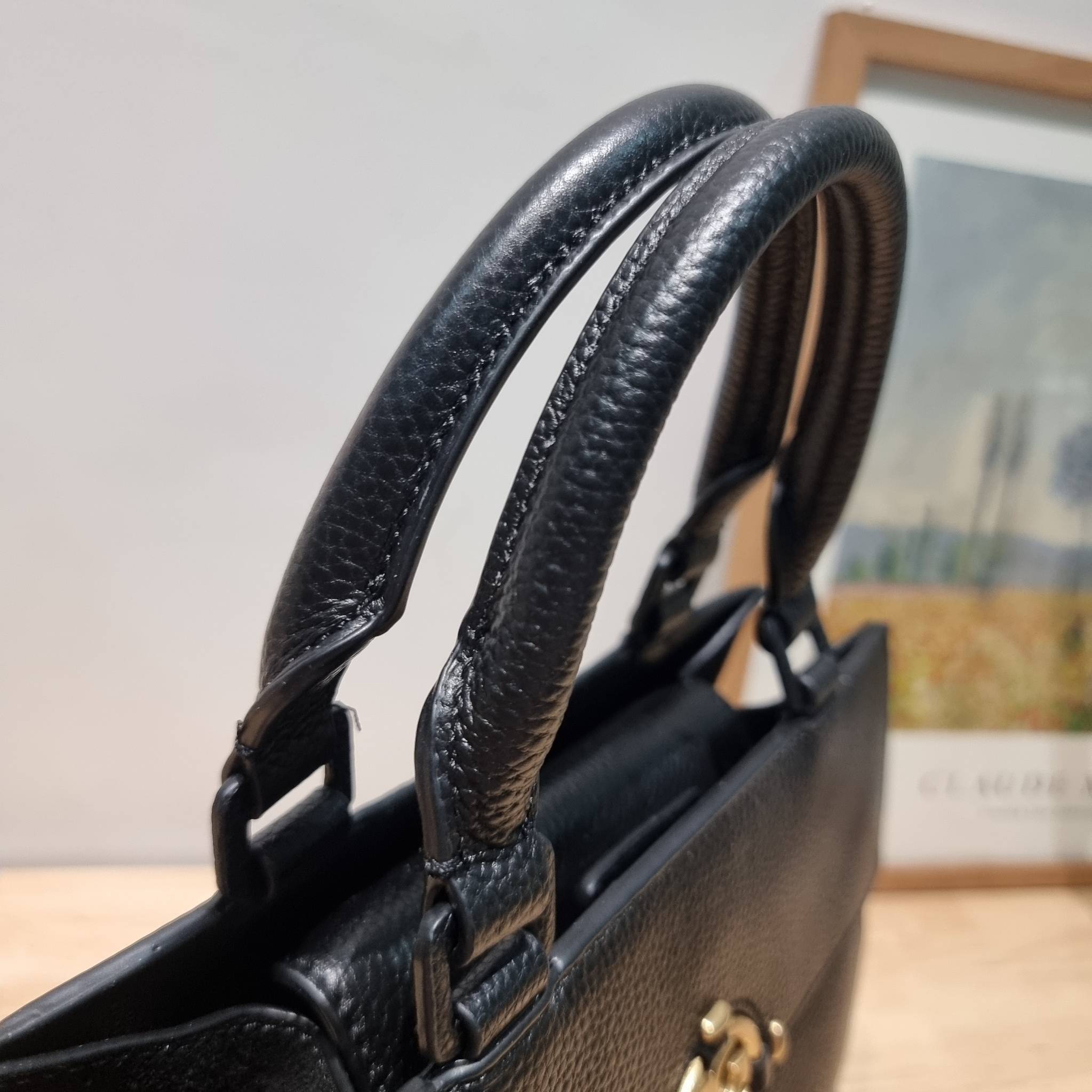 TORY BURCH MILLER TOP HANDLE SATCHEL ใหม่ล่าสุด กับกระเป๋าสะพายรุ่นยอดนิยม ที่มาในดีไซน์ top handle ให้สะดวกใช้ได้มากขึ้นด้วยหูจับในตัว โดดเด่นด้วยโลโก้สีทอง