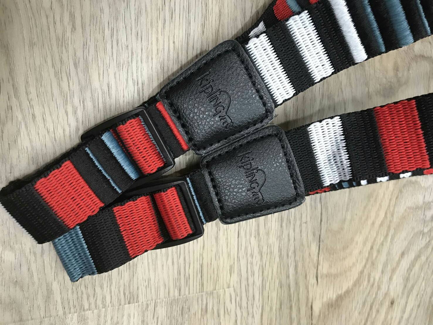 KIPLING ART 2WAY BACKPACK NEW ARRIVAL! กระเป๋าสะพายเป้สไตล์ลำลองรุ่นใหม่ วัสดุ Nylon+Polyester 100% โดดเด่นที่สามารถสะพายได้หลายแบบ ทั้งแบบเป้ หรือใช้สายยาวสะพายไหล่ หรือจะ Crossbody ก็ได้ค่ะ หูหิ้วเเละสายสะพายลวดลายสวย มีช่อง ซิปใส่ของด้านหน้า มีช่องใส่ข