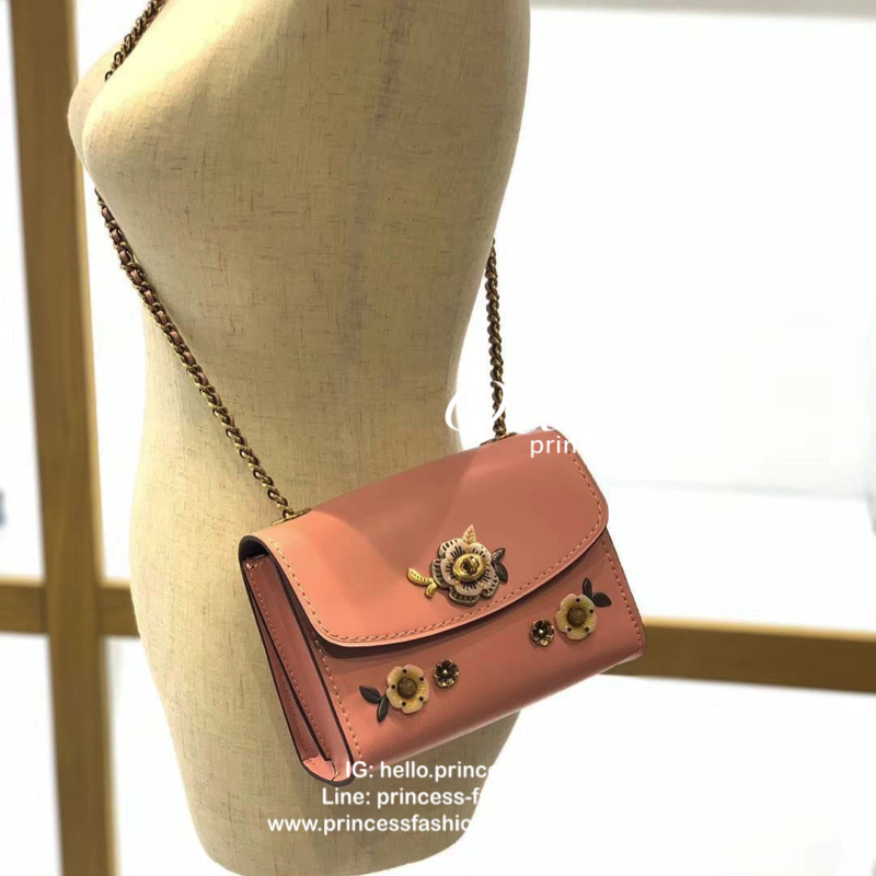 COACH PARKER MINI CROSSBODY BAG กระเป๋าสะพายจาก coach factory outlet วัสดุ pvc หนังนิ่ม ด้านหน้าแต่งอะไหล่สวย น่ารักค่ะ เปิดปิดกระเป๋าแบบหมุนล็อค ภายในสามารถใส่มือถือได้ทุกรุ่น;กระเป๋าสตางค์ใบสั้นได้ มีช่องเล็กใส่ของจุกจิกค่ะ ซัปในผ้ากึ่งกำมะหยี่นุ่มมือที