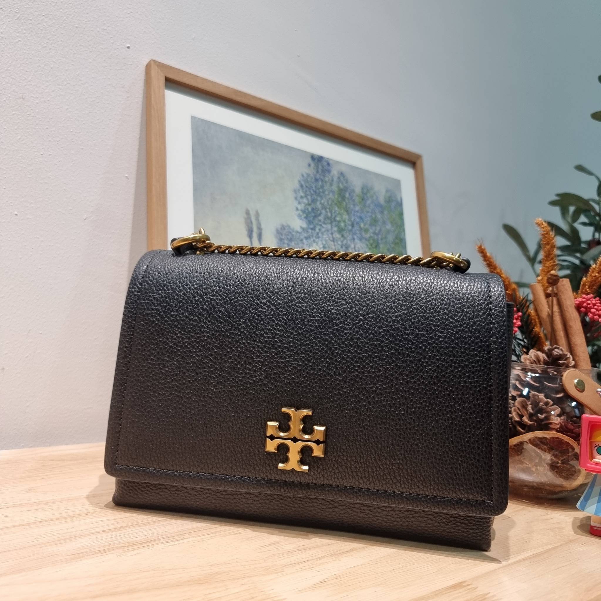 TORY BURCH LIMITED-EDITION SHOULDER BAG รุ่นลิมิเต็ด กับกระเป๋าสะพายไหล่ทรงผู้ดี ที่ผลิตมาในจำนวนจำกัด โดดเด่นด้วยอะไหล่ทองคลาสสิคหรูหรา