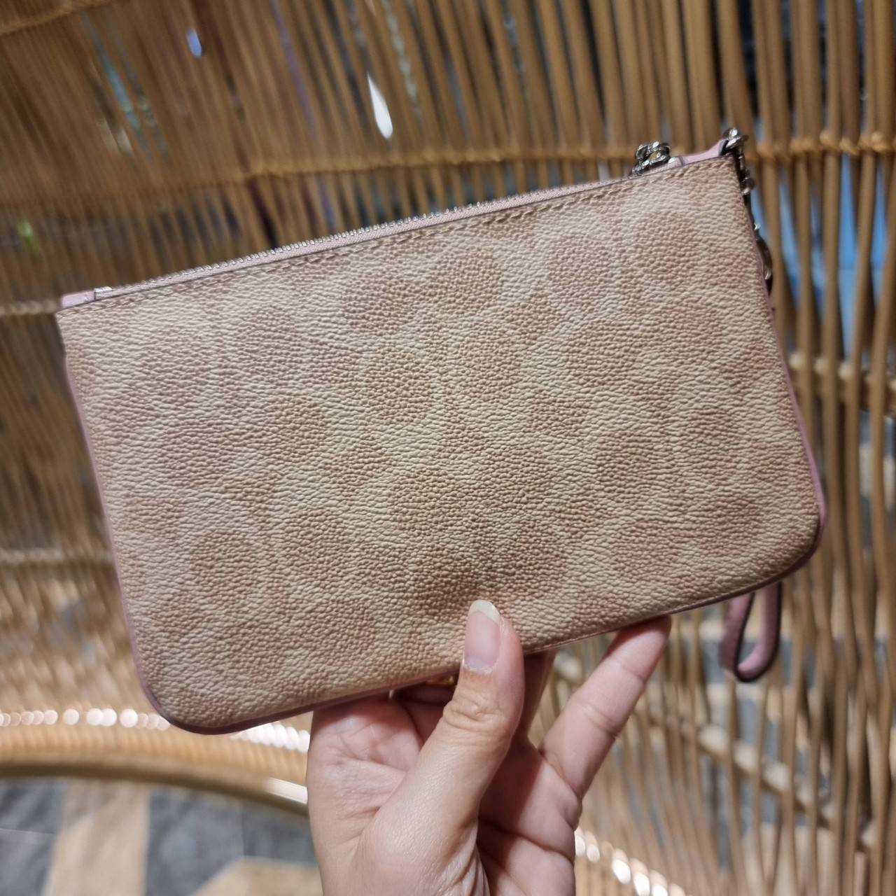 COACH 32445 SMALL WRISLET IN COLORBLOCK SIGNATURE CANVAS คอลเลคชั่นคัลเลอร์บล็อคสวยหรู ในรูปแบบกระเป๋าคล้องมือ ขนาดพกพา ไซส์กำลังสวยมากๆ พกง่ายไปเลยจ้า วัสดุหนังแคนวาส ตัดหนังแท้ ภายในโล่ง มีช่องใส่บัตร ตอบโจทย์สาวๆที่ไม่ชอบความพะรุงพะรัง พกใบนี้คือสะดวกส