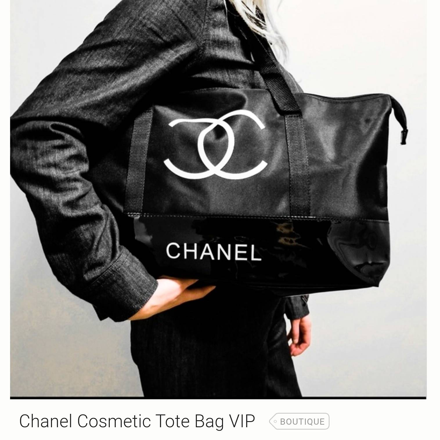 New! กระเป๋าใบใหญ่ทรง Tote จากแบรนด์ Chanel VIP gift Bag ของแท้ 100% ทำจากผ้าหนา Polyester ฐานล่างกระเป๋าทำจากหนังแก้วผิวมันเงา สวยหรู สกรีนโลโก้ชาแนลหน้าหลัง หัวซิปปั้มโลโก้ ด้านในเป็นช่องกว้าง และมีอีกหนึ่งช่องเก็บของ รุ่นนี้สะพายไหล่ สวยมาก น้ำหนักเบา 