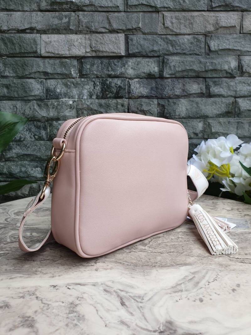 GUESS Factory Women's Gesabel Gym Crossbody กระเป๋าสะพายทรงน่ารัก จาก GUESS วัสดุหนัง pu หนังนิ่มสวย ตั้งอยู่ทรงขนาดกำลังดี น้ำหนักเบา ด้านหน้าปั้มโลโก้แบรนด์ อะไหล่ทอง เปิดปิดด้วยซิปสะดวกใช้ ด้านหน้ามีช่องซิป 1 ช่องใช้งานได้จริง ภาในมีช่องซิป และช่อ