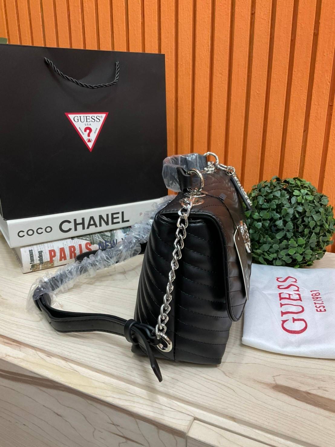 ของแท้ 💯% 】GUESS BLAKELY TOP HANDLE FLAP BAG กระเป๋สะพายรุ่นใหม่ล่าสุด รุ่นยอดนิยมสวยอยู่ทรง วัสดุหนังนิ่ม น้ำหนักเบา มีฐานกว้างตั้งอยู่ทรง ด้านหน้าประดับด้วยโลโก้แบรนด์สวยโดดเด่น