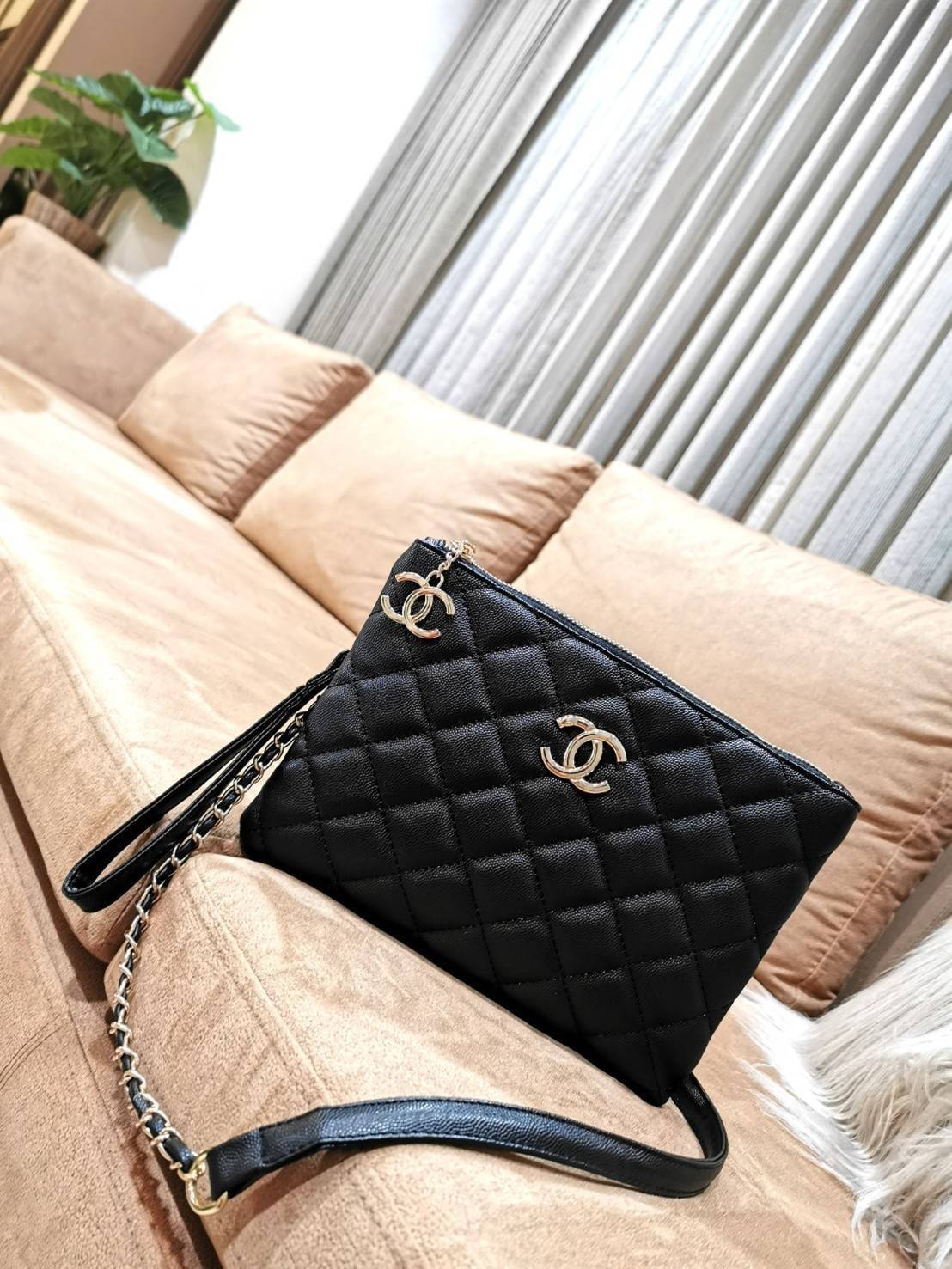 Chanel Crossbody Bag VIP Gift With Purchase (GWP) กระเป๋าสะพายพรีเมี่ยมกิ้ฟจาก Chanel Cosmetic Counter DutyFree วัสดุหนังคาเวียร์สวยหรูเปิดปิดด้วยซิปโลโก้แบรนด์สีทองสะดวกใช้ ด้านหน้ามีโลโก้ ด้านหลังมีช่องใส่ของ ภายในมีช่องซิป ใส่มือถือ ธนบัตร เครื่องสำอาง