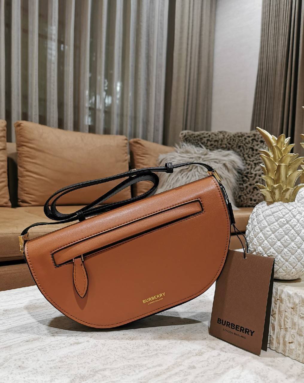 BURBERRY FRAGRANCES HALFMOON BAG VIP GIFT WITH PURCHASE (GWP) กระเป๋าสะพายพรีเมี่ยมกิ๊ฟ Limited Edition รุ่นใหม่จากน้ำหอม BURBERRY DUTY FREE วัสดุหนังแท้ CalfSkin ดีไซน์สวยหรูอยู่ทรงมีโลโก้แบรนด์และช่องซิปด้านหน้า ด้านหลังมีช่องใส่ของ เปิดปิดด้วยฝาปิดแม่เ