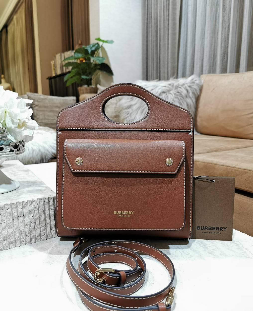 BURBERRY FRAGRANCES CROSSBODY BAG VIP GIFT WITH PURCHASE (GWP) พรีเมี่ยมกิ๊ฟ Limited Edition ใหม่ล่าสุดจาก BURBERRY PERFUME วัสดุหนังแท้ Calf Skin ทรงเหลี่ยม ดีไซน์สวยหรูอยู่ทรง ด้านหน้ามีช่องใส่ของ ภายในโล่งกว้าง มีช่องซิปแบรนด์ สามารถใส่กระเป๋าสตางค์ใบย