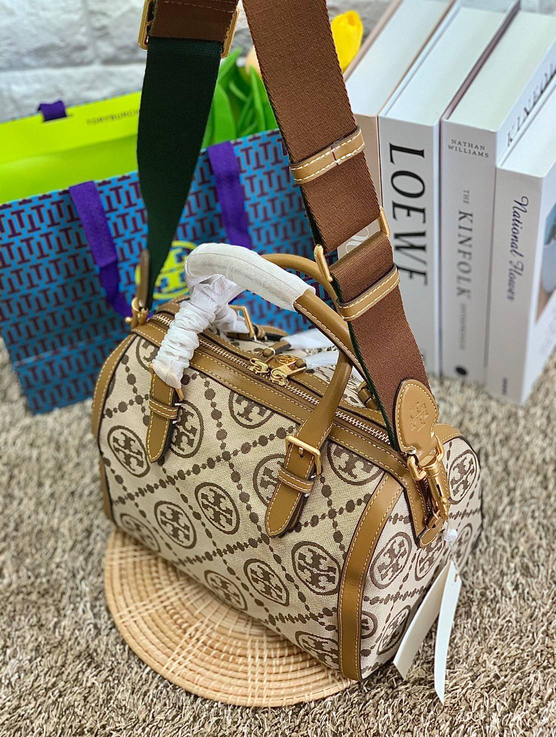 สวยก่อนใครแน่นอนค่ะนาทีนี้💋 💥รุ่นที่กำลังฮิตมากตอนนี้ของเหล่าคนดังใน ตปท.! TORY BURCH T MONOGRAM JACQUARD BARREL ((ใบใหญ่)) พร้อมส่งที่ไทยทันที! กระเป๋าทรงหมอนจาก Tory burch วัสดุ jacquardทอลายแบรด์+หนังแท้ ได้สวยงามหรู ดูคลาสสิคมากๆค่ะ เป