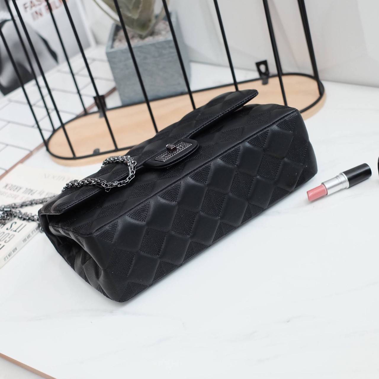 KEEP classic chain shoulder bag 👜 กระเป๋าทรงสวย คอลเลคชั่นใหม่ผลิตจากหนัง Microfiber สวย นิ่มมากๆ ทนทานกว่าเดิม !! ตัวกระเป๋าขนาดกำลังดี เย็บลายเเบบ Hand crafty สวย มีสไตล์สามารถใส่ กระเป๋าตังค์ยาว มือถือได้คะ สายโซ่อะไหล่ เทาดำ ดูคลาสสิคมาก ปรับไ