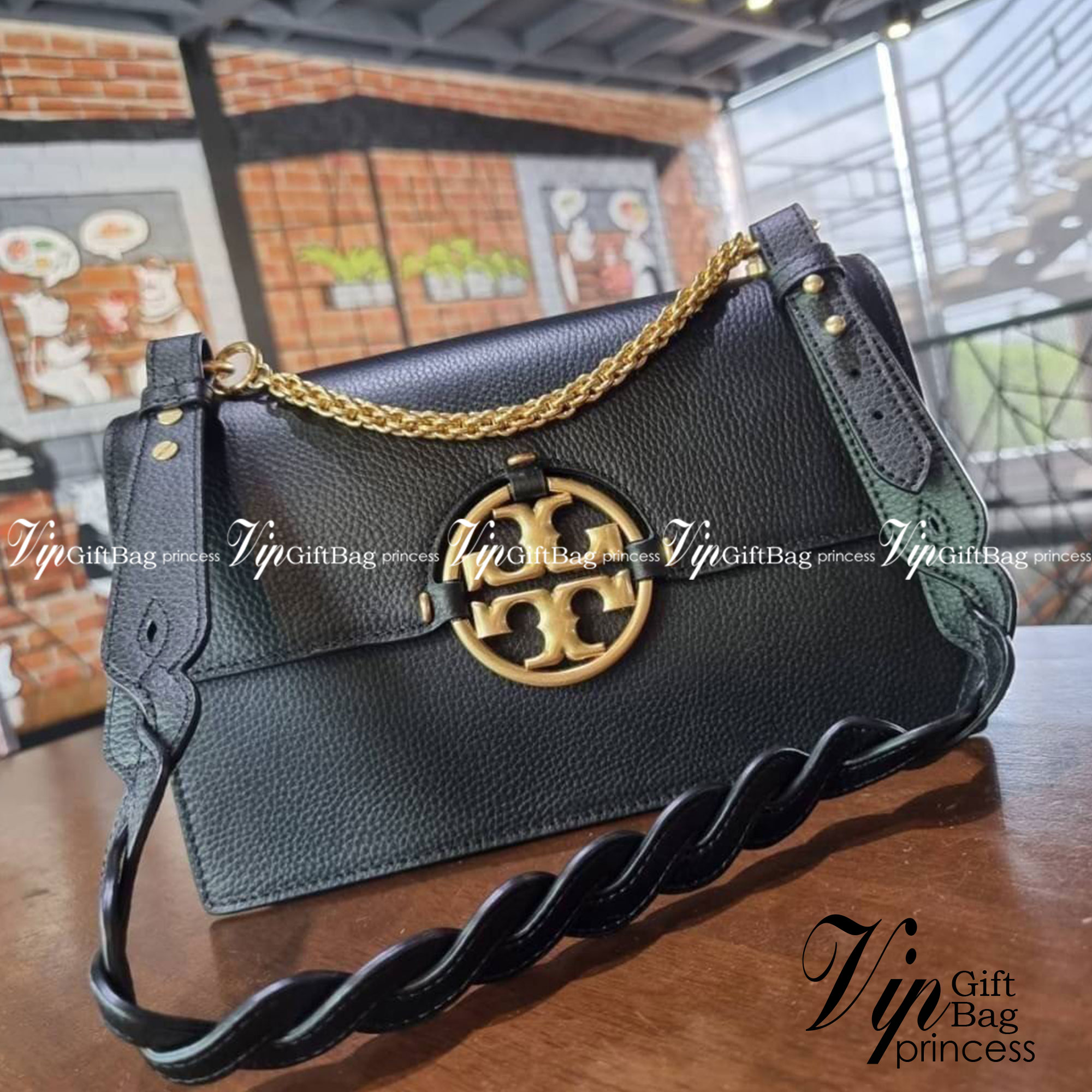 TORY BURCH MILLER SHOULDER BAG รุ่นยอดนิยม รุ่นหายาก รุ่นที่สาวๆตามหา ใบนี้เลย!! สวยหรู ผู้ดีทุกสี กระเป๋าสะพายไหล่ ดีไซน์อยู่ทรง คลาสสิคแฝงความหรูด้วยโลโก้สีทองอร่ามโดดเด่น