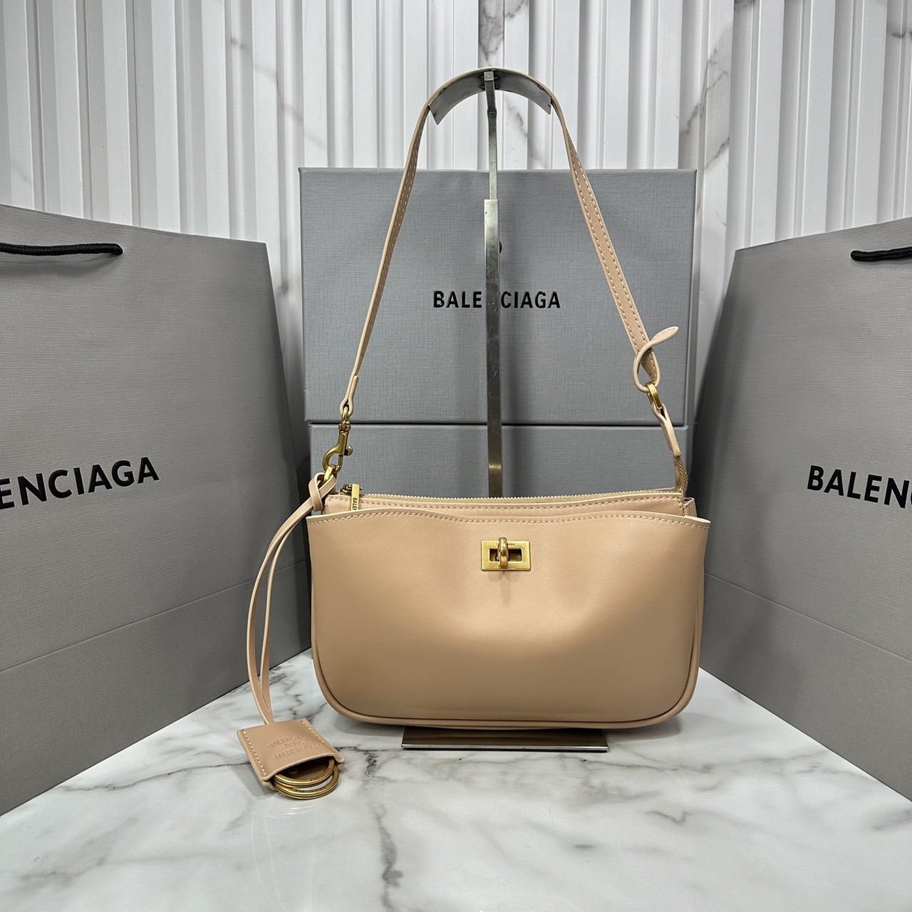 Balenciaga Rodeo Sling Pochette / Balenciaga shoulder leather bag 22cm กระเป๋าสะพายทรงพอชที่สุดของไฮแบรนด์สุดไอคอนิค ดีไซส์เรียบหรู สวยจับต้องได้ ถือหรือสะพายไหล่ได้เก๋มากๆ ถือออกงานก็ได้ลุคไฮแฟชั่นหรูๆ