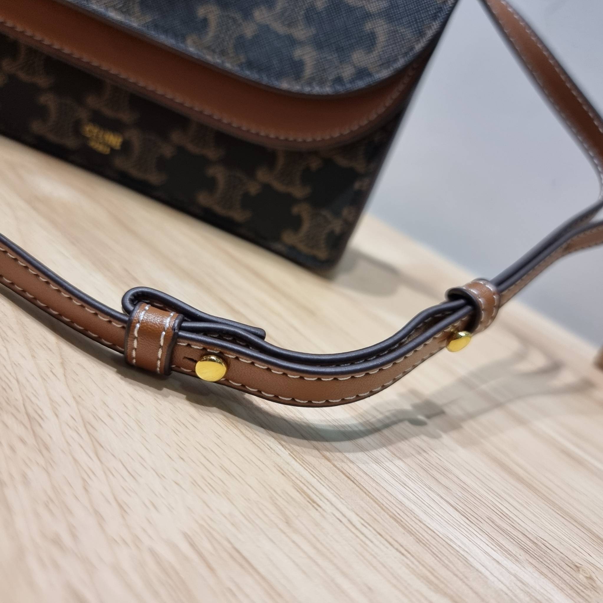 CELINE WALLET ON STRAP IN TRIOMPHE CANVAS AND LEATHER อีกหนึ่งรุ่นยอดนิยม กระเป๋าสะพายกึ่งคลัทช์ ในรูปแบบกระเป๋าสตางค์ ให้พกพาได้ง่าย ใส่ของสำคัญ มือถือ หรือบัตรต่างๆได้