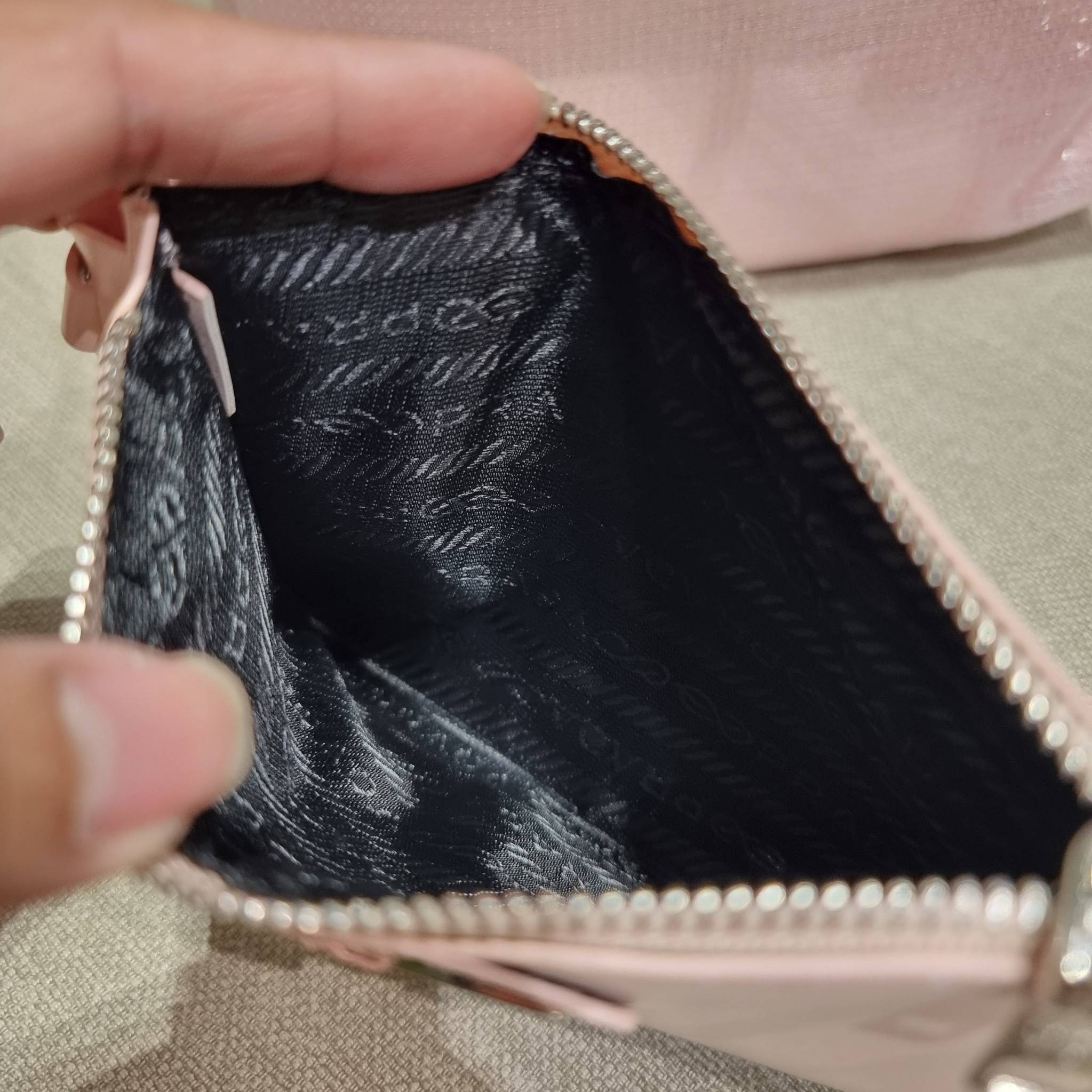 PRADA SMALL SEQUINED MESH TOTE BAG เอาใจสายแฟอีกครั้ง!! กระเป๋าทรงโท้ท ขนาดเล็ก ที่มีดีเทลฝีมือ ด้วยการเรียงร้อยแผ่นเลื่อมเป็นตาข่ายรอบใบ ตัดขอบด้วยหนังสังเคราะห์ พิเศษพร้อมใบลูกให้ด้วย ทรงใช้งานง่าย ภายในโล่งกว้าง ถือไปเรียน ไปเที่ยว ไปทำงาน พกพาง่ายสุดๆ