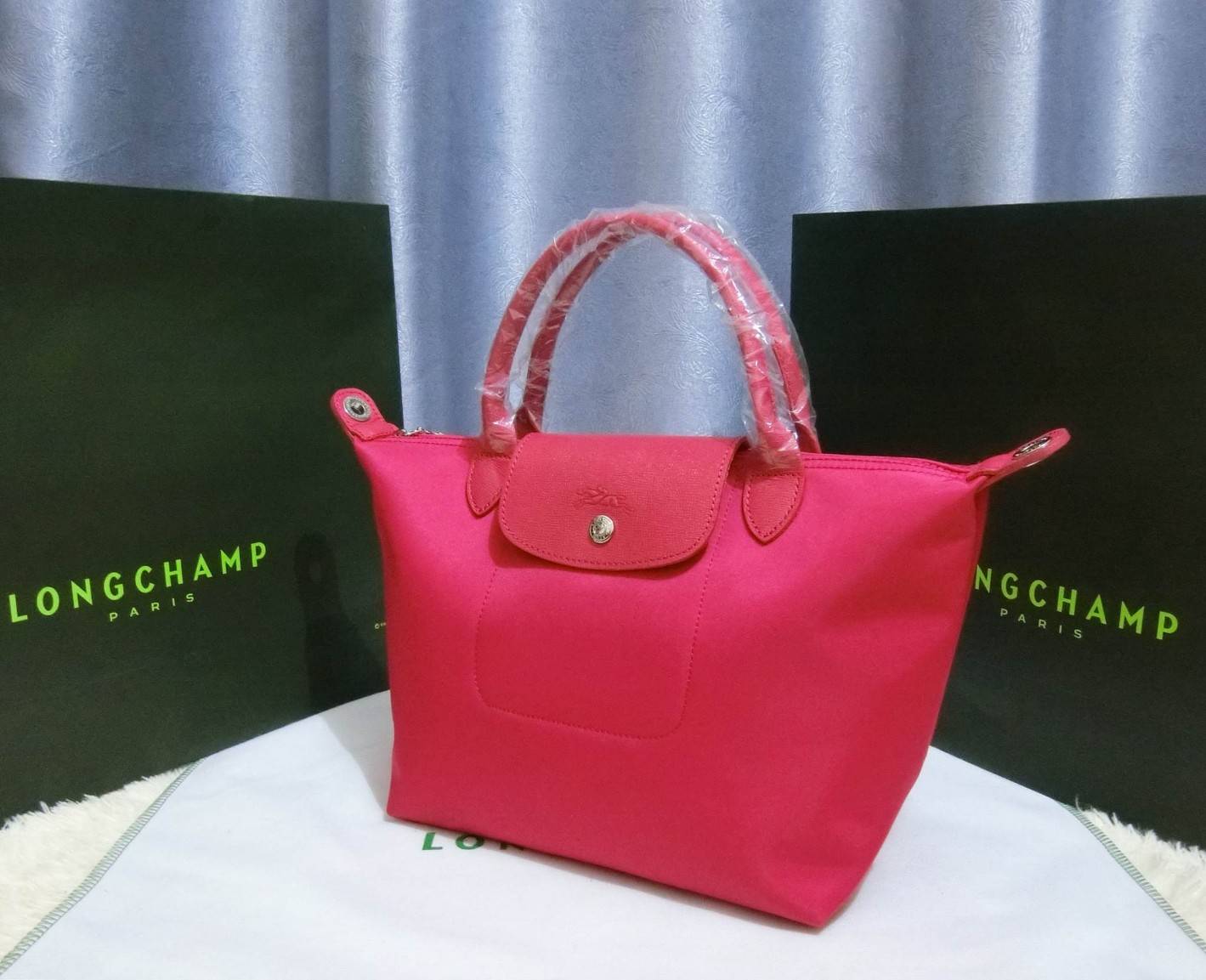 Longchamp Size S สินค้าใหม่ ของแท้!! เป็นล็อตผลิตเกินออเดอร์จากโรงงาน มาพร้อมการ์ด/ถุงผ้าแบรนด์/ถุงกระดาษแบรนด์ Size S: 25 x H. 23 x 16 cm. Color: Rose Pink 270