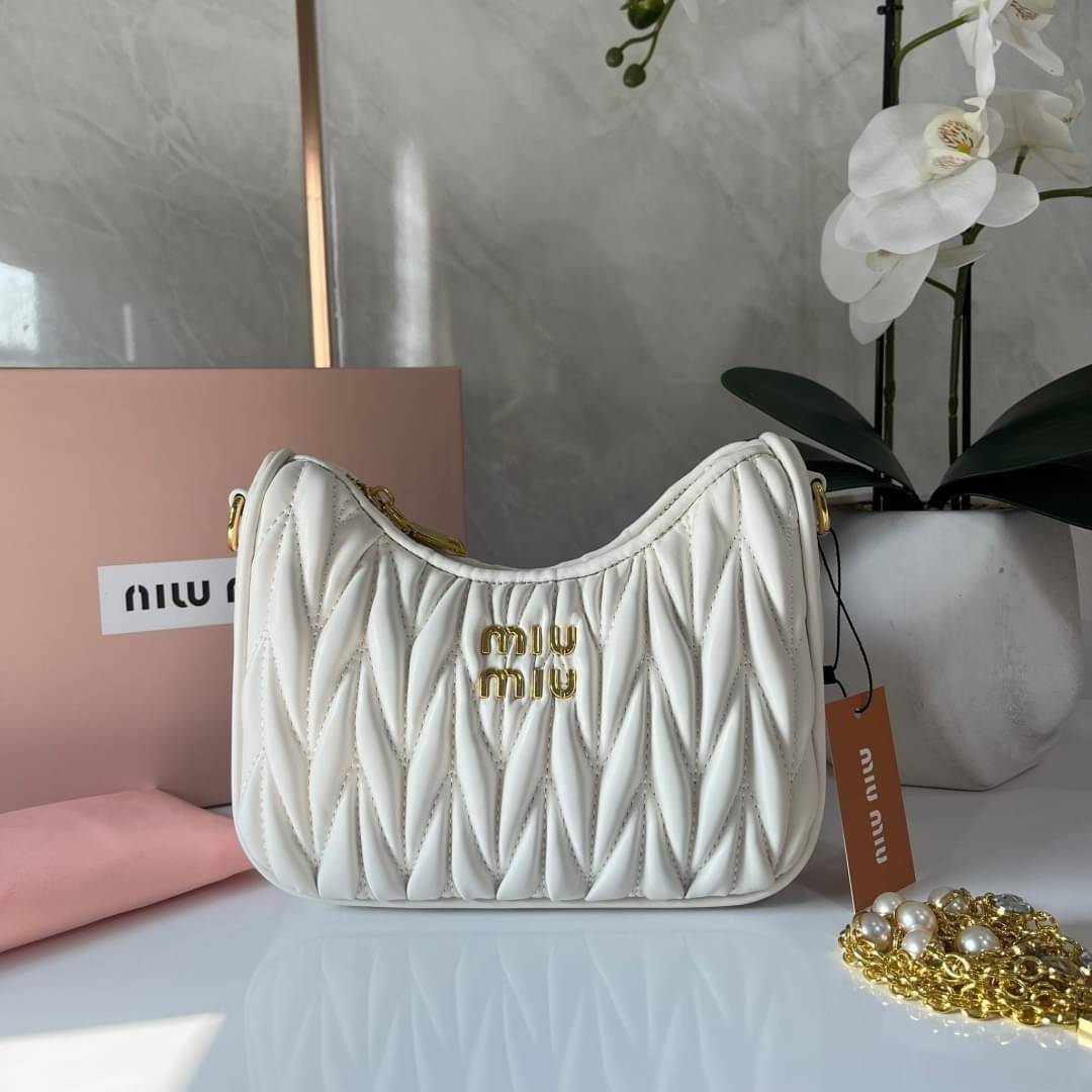 MIU MIU matelasse nappa leather shoulder bag กระเป๋าสะพายข้าง สายสะพายประดับไข่มุกและคริสตัล ให้ความละมุม ลุคคุณหนูน่ารักสุดๆคะ