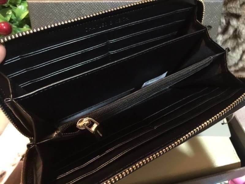 BEST SELLER! CHARLES&KEITH LONG WALLET กระเป๋าสตางค์ใบยาวหนัง Saffiano สวยอยู่ทรงสไตล์ PRADA เปิดปิดด้วยซิปรอบอะไหล่ทองหัวซิปปั้มโลโก้ด้านหน้ามีโลโก้สวยเรียบหรูภายในมีช่องซิป1ช่อง ช่องใส่บัตรหลายช่อง ใส่มือถือ iphone เหรียญ บัตรได้เยอะ ตัวจริงสวยน่าใช้มาก