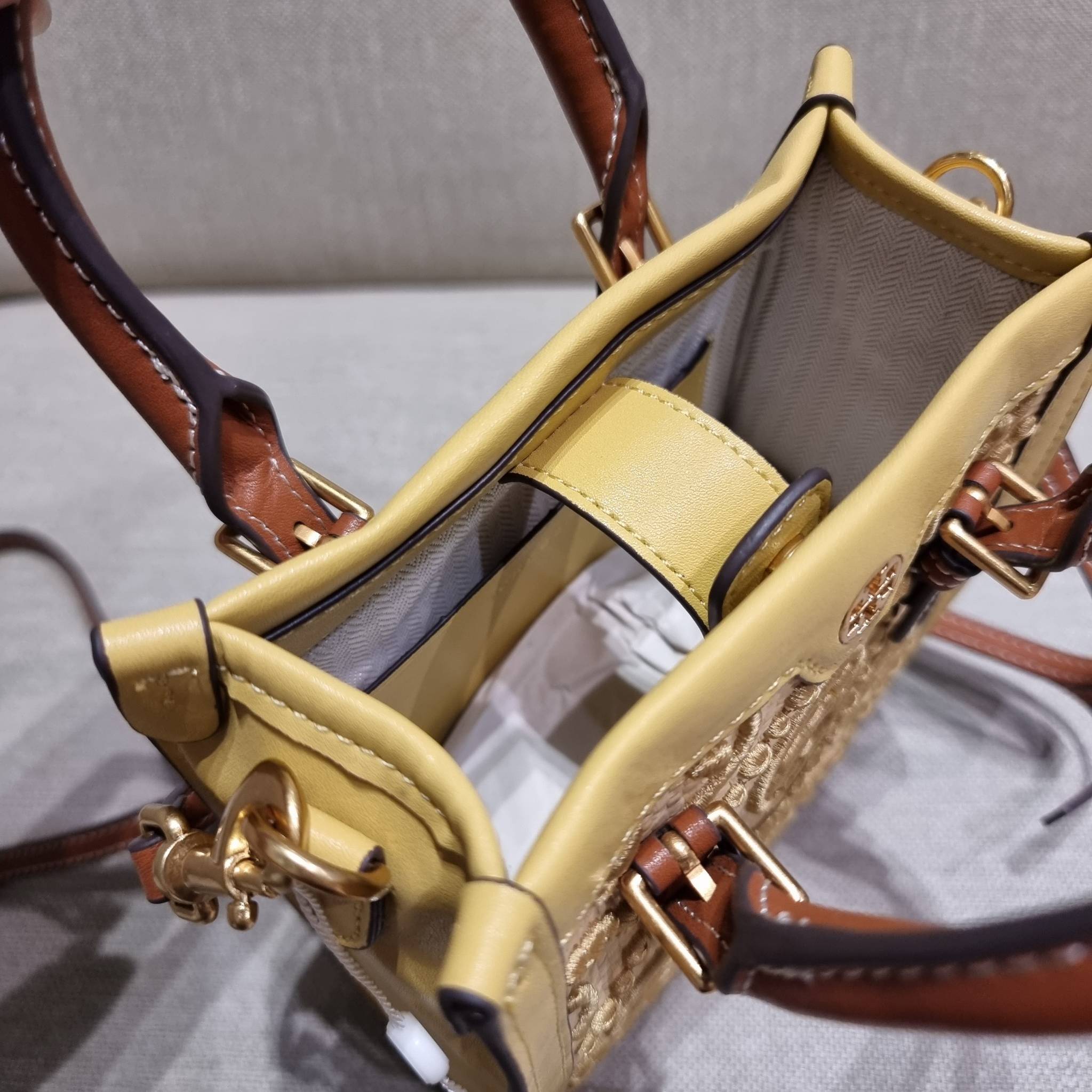 TORY BURCH T MONOGRAM STRAW MINI TOTE สวยสุด ดูแพงสุด!! ต้องยกให้เลย กับไอเท็มนี้ กระเป๋าสะพายทรงโท้ท ไซส์มินิ มีลูกเล่นที่ดีเทลเยอะมาก ด้วยงานฝีมือปักสานด้วยวัสดุจากกธรรมชาติ ถักทอเป็นลายเส้นขึ้นลายนูน ตัดขอบด้วยหนังแท้ และยังโดดเด่นด้วยหูจับในตัวโทนสีอุ