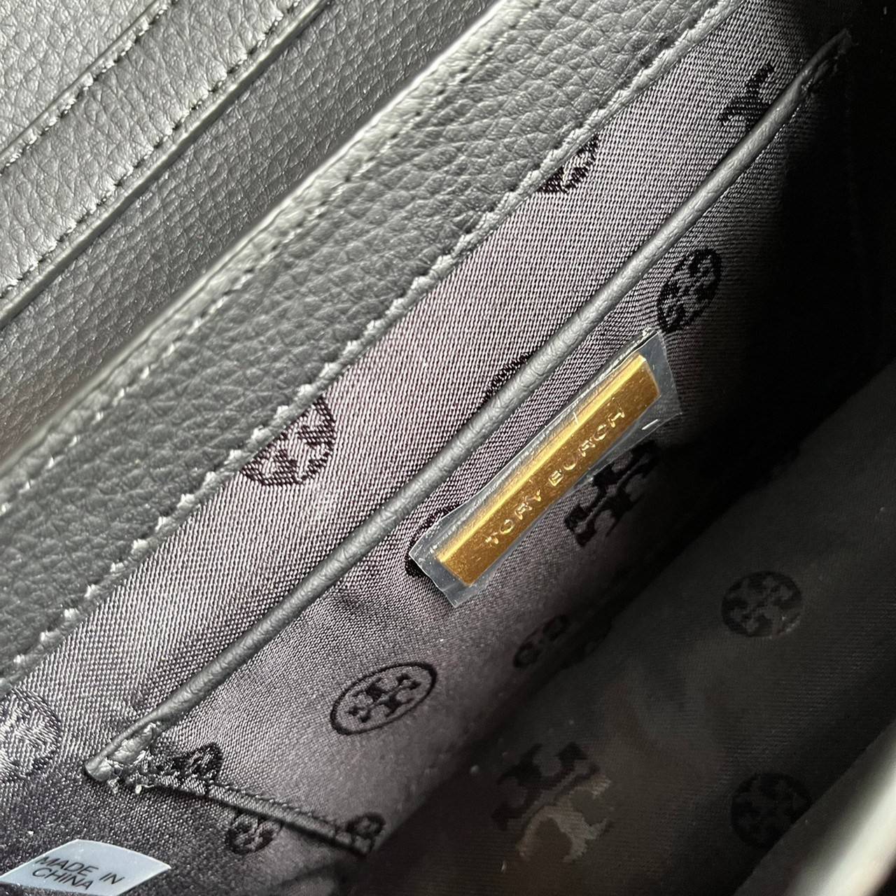 TORY BURCH BRLTTEN SMALL SADDLE BAG / Tory Burch Britten Flap Shoulder Bag กระเป๋าสะพายข้าง วัสดุหนังแกะแท้ ด้านหน้าประดับโลโก้แบรนด์ เปิด-ปิดกระเป๋าแบบกระดุมแป็กแม่เหล็กแน่นหนา ภายในมีช่องหลัก ใส่กระเป๋าเงินใบกลาง มือถือได้ทุกรุ่น มีช่องแยกใส่ของจุกจิกอี