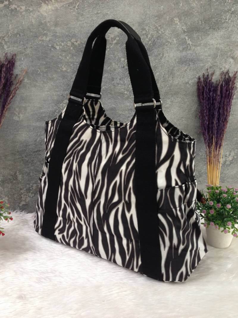 Kipling รุ่น Cicele กระเป๋าสะพายไหล่ใบใหญ่ สวยน่ารัก ตัวกระเป๋าด้านในเป็นช่องโล่งแบบปิดเปิดด้วยซิป มีช่องซิปด้านใน ด้านข้างกระเป๋า มี 2 ช่อง ปิดเปิด ด้วยเทป พร้อมที่ใส่โทรศัพท์ ปากกา และ MP 3 ในส่วนด้านใน และ ด้านข้างกระเป๋า ซ้าย-ขวา เป็นช่องขนาดเล็กสำหรั