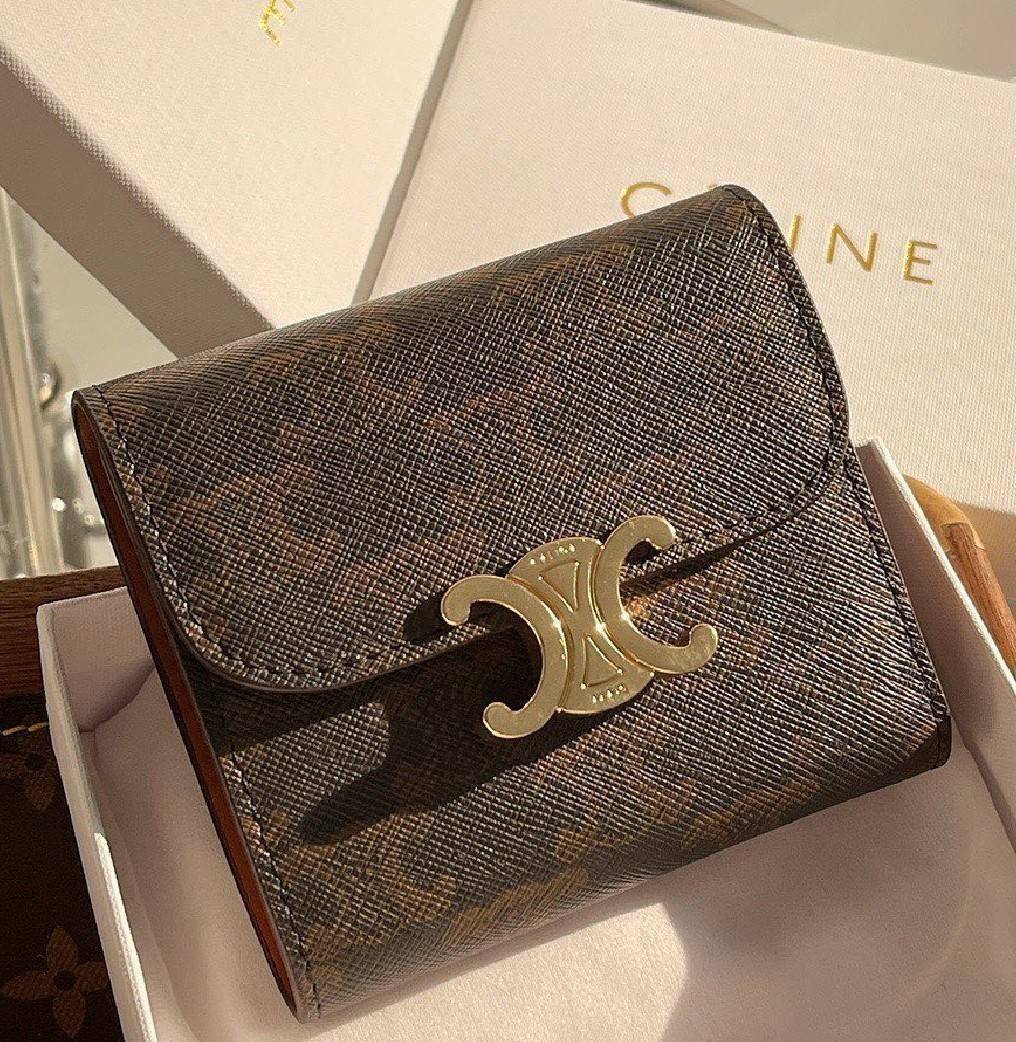 CELINE SHORT WALLET VIP GIFT WITH PURCHASE (GWP) พรีเมี่ยมกิ๊ฟ Limited จาก CELINE HAUTE PARFUME DUTYFREE COUNTER วัสดุ Triomphe Canvas หนังสวยอยู่ทรงปั้มโลโก้ด้านหน้าเปิดปิดฝาพับกระดุม ภายในมีช่องแบ่งหลายช่อง มีช่องใส่บัตรหลายช่อง ช่องใส่เหรียญ ช่องใส่ธนบ