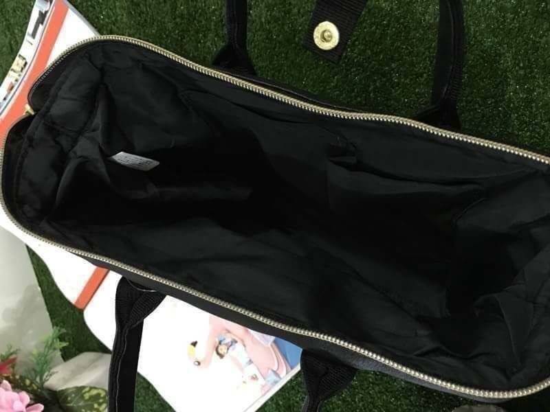 Anello polyester 2 way mini boston bag จากแบรนด์ดังในประเทศญี่ปุ่น กระเป๋าสไตล์คลาสสิค มีโครงปากกระเป๋ากว้างเป็นสัญลักษณ์ วัสดุหนังpu กันน้ำได้ ภายในมีช่องใหญ่และช่องเล็กด้านข้าง2ช่อง เปิดปิดด้วยซิปคู่ มีตัวล้อคที่หูจับ ด้านหน้ามีช่องซิปเล็กใช้งานได้จริง 