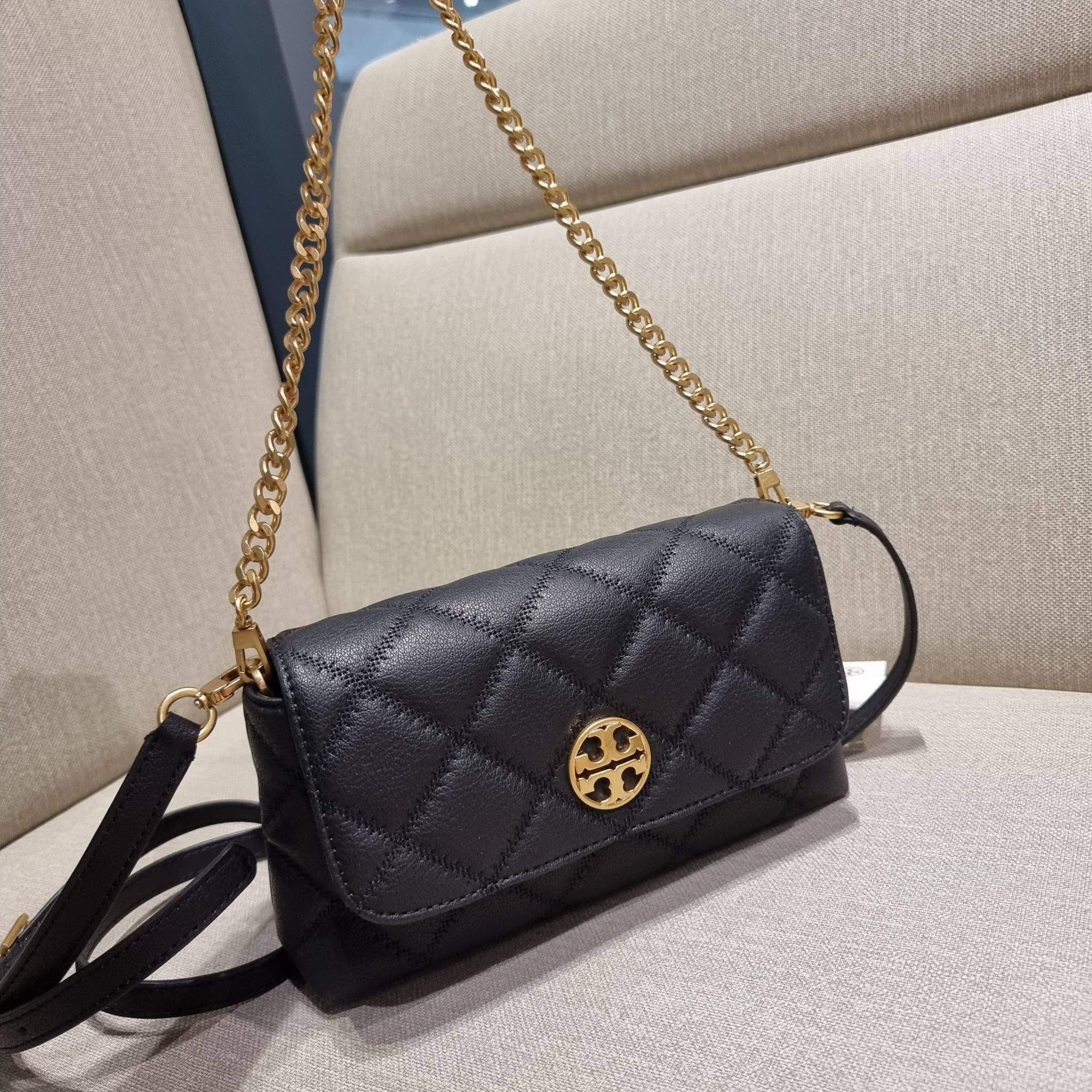 TORY BURCH WILLA MINI SHOULDER BAG ใหม่ล่าสุด พร้อมเสิร์ฟไม่ต้องรอพรีฯ กระเป๋าสะพายดีไซน์เลิศ ทรงสวย กะทัดรัด สะพายคล่องตัว ดีไซน์บุนวม เส้นคมสวยหรู