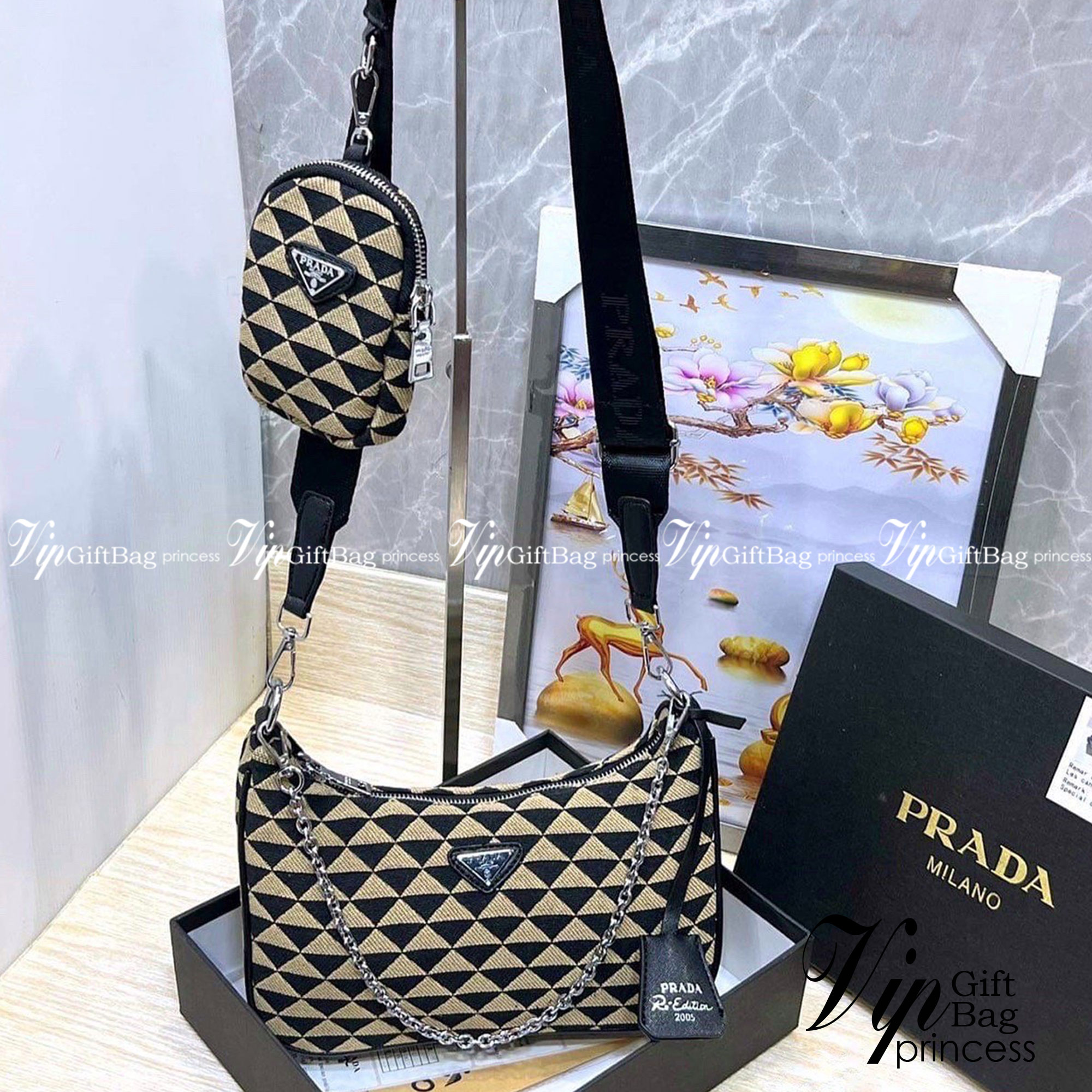 Prada Re-Edition Symbole jacquard Bag กระเป๋าพราด้าสะพายข้าง ลายมาใหม่ อะไหล่สีเงิน แมทง่ายได้ทุกลุค ไอเท็มสุดปัง ที่ฮิตตลอดกาลไม่ว่าจะปีไหนๆ จัดให้ครบทั้งสีขายดีและสีใหม่ล่าสุด ที่สายคุณหนูห้ามพลาด!! กับกระเป๋าสะพายทรงคลาสสิค เหมาะเป็น everyday bag มากๆ 