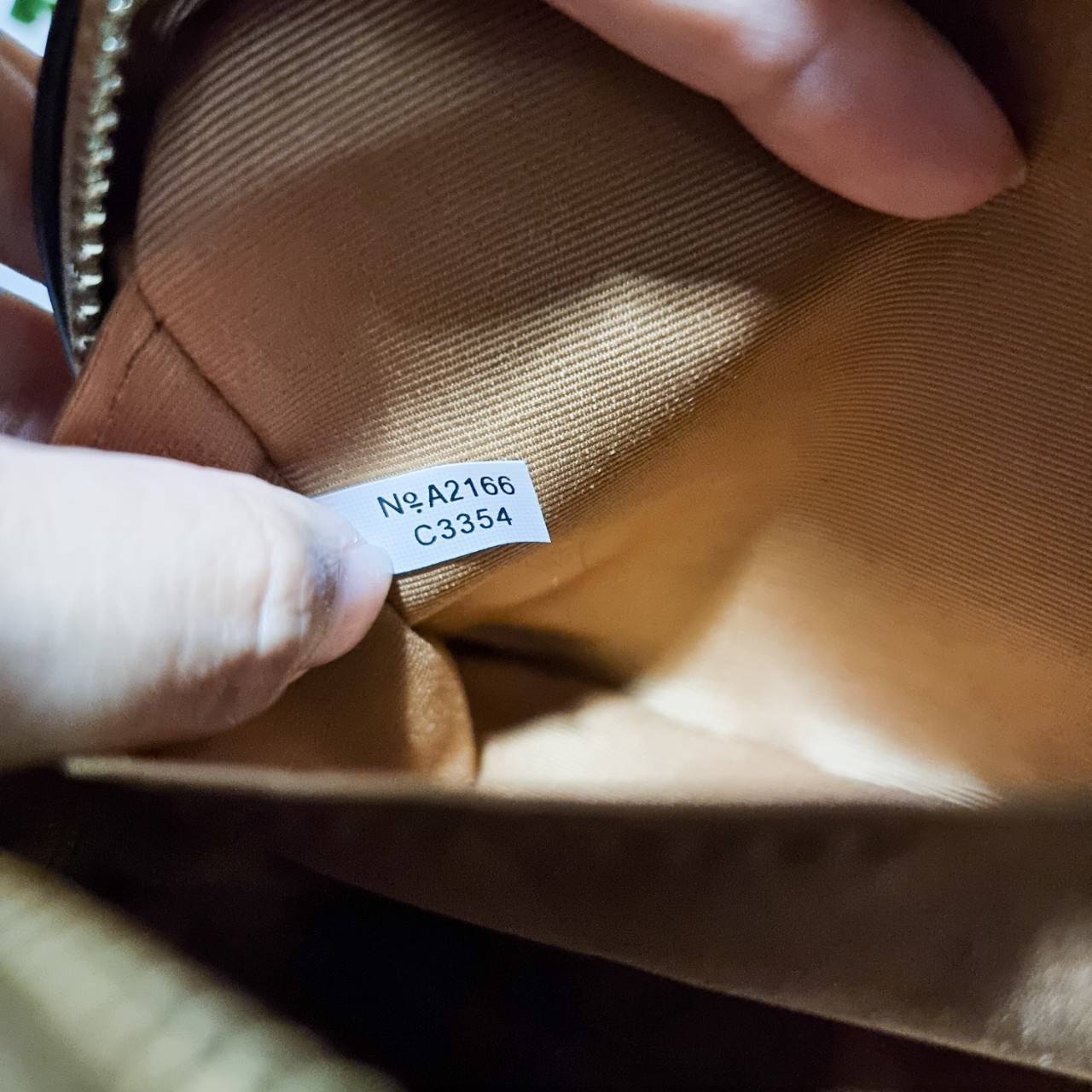 COACH C3354 MINI CAMERA BAG IN SIGNATURE CANVAS WITH DAISY PRINT คอลเลคชั่นใหม่ เอาใจสายหวาน!! กระเป๋าสะพายข้างไซส์มินิ ทรงสวยกำลังดี ดีไซน์ตกแต่งลายดอกเดซี่ คิ้วท์แบบไม่มีใครเกินแน่นอน วัสดุหนังแคนวาสเคลือบลาย เปิด-ปิดด้วยซิป สายสะพายปรับได้ตามตัว ภายในม