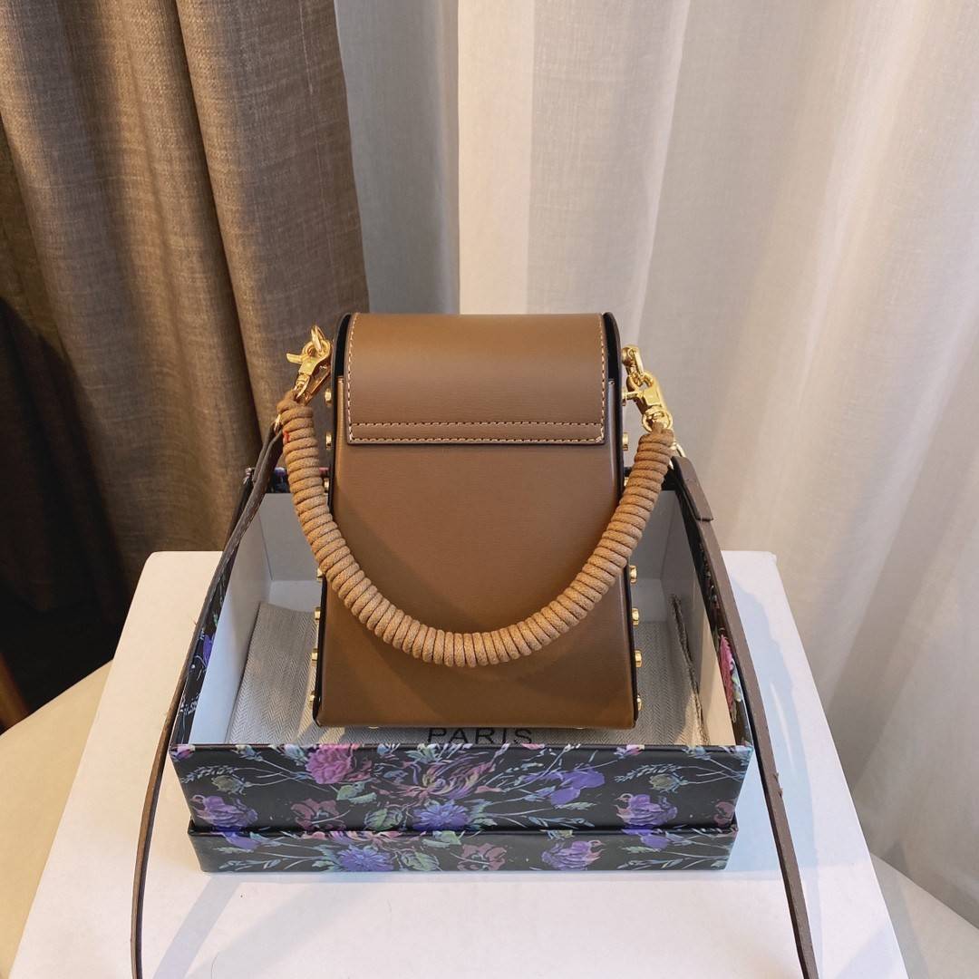 พรีเมี่ยมกิ๊ฟแท้ 100% 】พร้อมส่งที่ไทย!! CELINE BOX CROSSBODY BAG (GWP) พรีเมี่ยมกิ๊ฟ Limited จาก CELINE HAUTE PARFUME DUTYFREE COUNTER วัสดุหนังแท้เรียบเงา หนังสวยอยู่ทรง ประดับด้วยหมุด อะไหล่ทองทั้งใบ ปิดปิดด้วยตัวบีบสัญลักษณ์แบรนด์