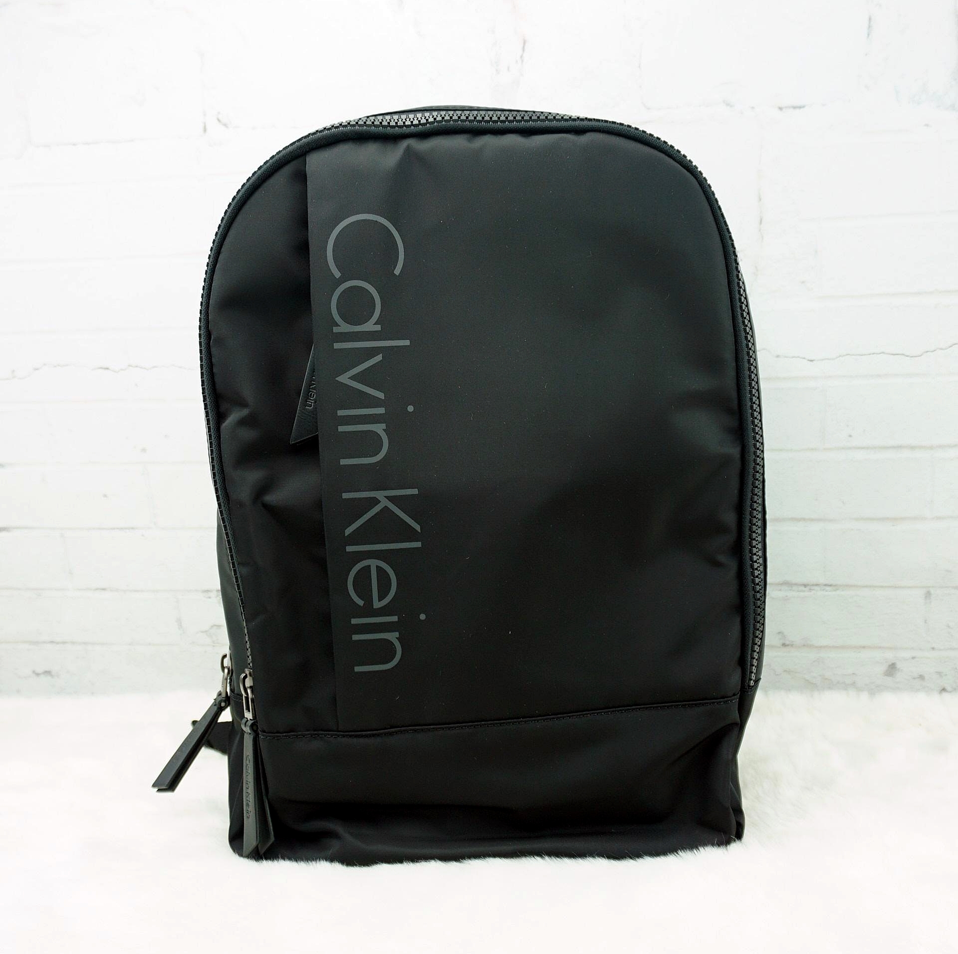 Calvin Klein Jeans back pack กระเป๋าเป้ดีไซน์เท่ห์ วัสดุ Nylon + Polyester 100 % - น้ำหนักเบา มีช่องด้านหน้าเปิด ปิดกระเป๋าด้วยซิป - ด้านหน้าสกรีน logo brand - หัวซิปปั๊มโลโก้แบรนด์ - ภายในกว้าง ใส่ Laptop, A4 ได้หมด - ภายในมีช่องซิปเล็ก ให้แยกใส่ของจุกจิ