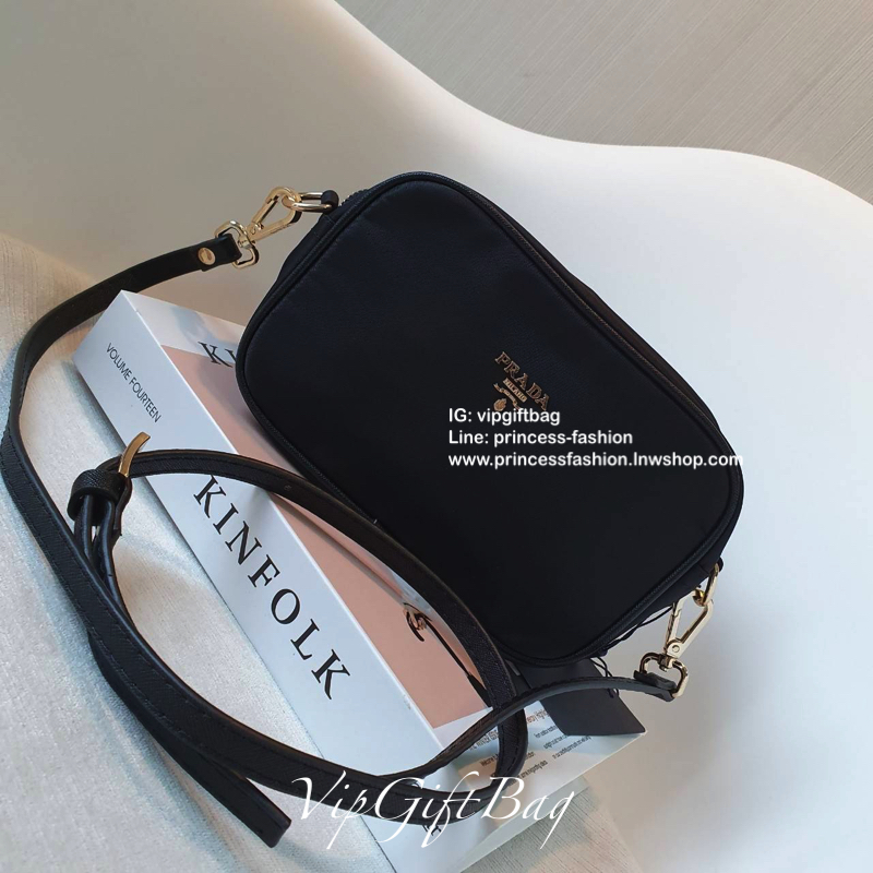 กระเป๋าทรง mini crossbody จากงานพรีเมี่ยมกิ้ฟแบรนด์ดัง PRADA วัสดุ Nylonสุดหรูอย่างดี สามารถกันน้ำได้ ทั้งใบ ขนาดกำลังดีน่ารัก🐰 ด้านในมีช่องแบ่งใส่ของใส่ของจุกจิกได้ ใส่โทรศัพท์ได้ทุกรุ่น คสอ. ใช้แล้วสวยมากๆ อะไหล่ทองปั้มแบรนด์ทุกจุด คุ้มเกินราคาค