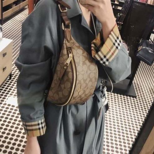 COACH F48740 BELT BAG IN SIGNATURE CANVAS กระเป๋าคาดอกทรง Unisex ที่ขายดีถล่มทลาย!! ขายได้ตลอดปี!! สวยเท่ทุกสี วัสดุหนังแคนวาสเคลือบคุณภาพดี ทนทาน ใช้งานง่าย ภายในเป็นช่องโล่ง เหมาะสำหรับคนที่ชอบพกอะไรง่ายๆ รับรองตอบโจทย์น้า