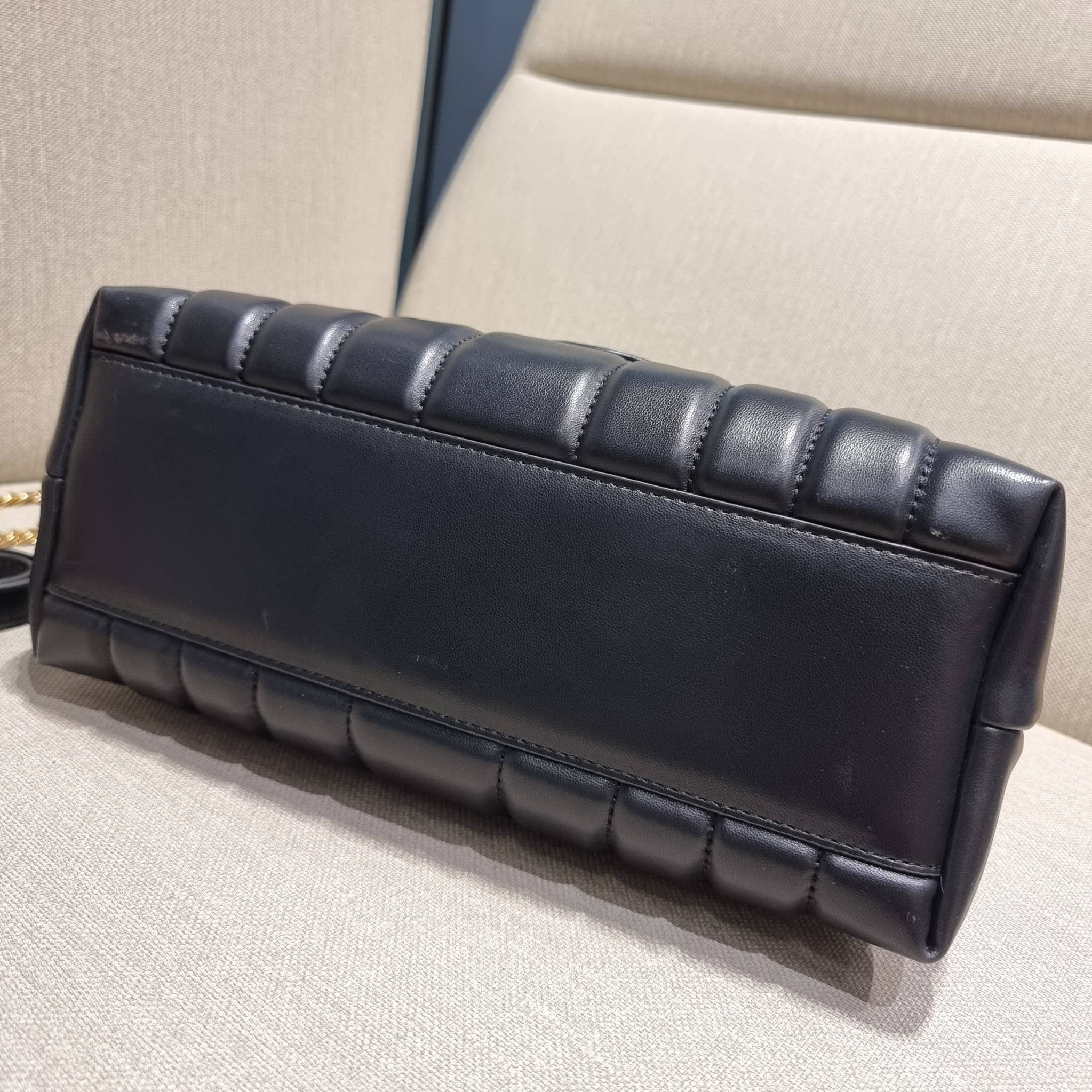 TORY BURCH KIRA QUILTED LARGE SATCHEL ใบใหญ่กับคอลที่ปังไม่ไหว พร้อมเสิร์ฟสีคลาสสิค กระเป๋าถือ/สะพาย ทรงสวย ดูแพง ดูหรู!! หนังแท้ ดีไซน์บุนวม เส้นคมสวย วัสดุหนังแกะ สัมผัสดีงาม นิ่มมือ เปิด-ปิดด้วยอะไหล่บิดล็อค ภายในเป็นช่องโล่ง มีช่องซิป ใส่ของได้แน่นๆ ม