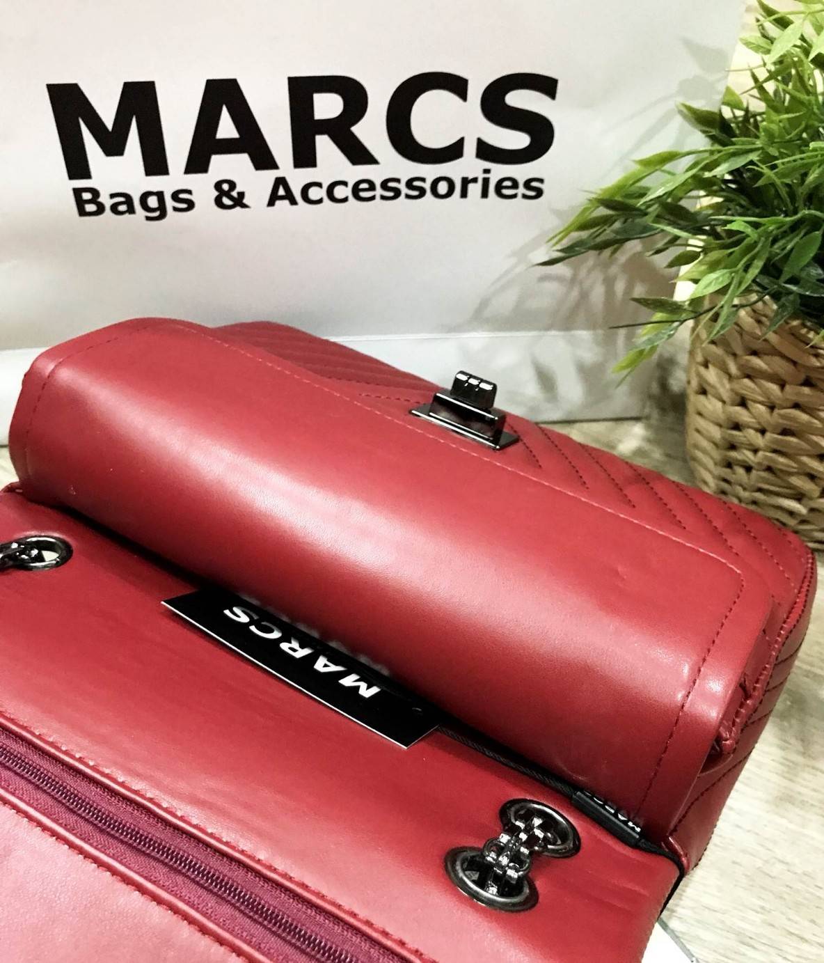 MARCS WOMAN QUILTED CHAIN SHOULD BAG New arrival! กระเป๋าสะพาย วัสดุหนังแกะสังเคราะห์ นิ่มสวย อยู่ทรง ลาย chevron สไตล์ Chanel ขนาดกำลังดี น้ำหนักเบา เปิดปิดด้วยตัวล็อคบิด พร้อมฝาปิดกระดุมแม่เหล็ก ภายในมีหลายช่อง ทั้งบริเวณด้านหน้า และฝาปิด ภายในกว้าง และ