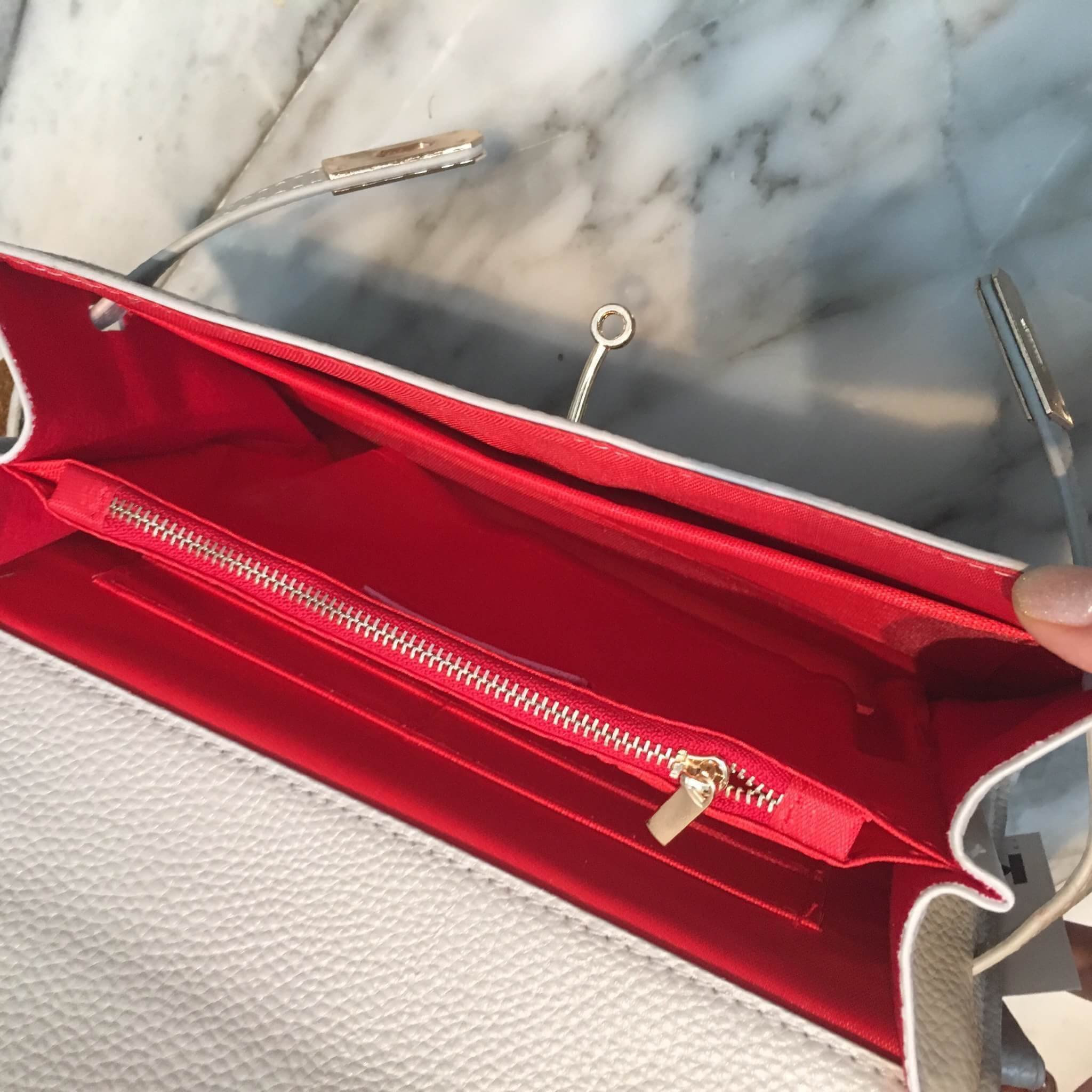 New arrival! KEEP Tina shoulder leather bag กระเป๋าสะพายข้าง หนังสวยผิวสัมผัสคล้ายหนังแท้ ขนาดกะทักรัด ภายในสีแดงมีช่องใส่ของจุกจิกถึง 4 ช่องใหญ่ และช่องใส่บัตรอีก 4 ช่อง สามารถ สะพายข้างหรือ cross body ได้ จุดเด่นน้ำหนักเบา ผิวเนื้อ matte สี classic มากค